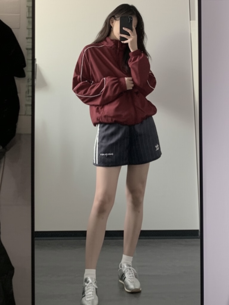 Nike NSW Solo Swoosh Woven Track Jacket Night Maroon - US/EU, (W) Adidas x Sporty & Rich Shorts Legend Ink - US Sizing 착용 스타일