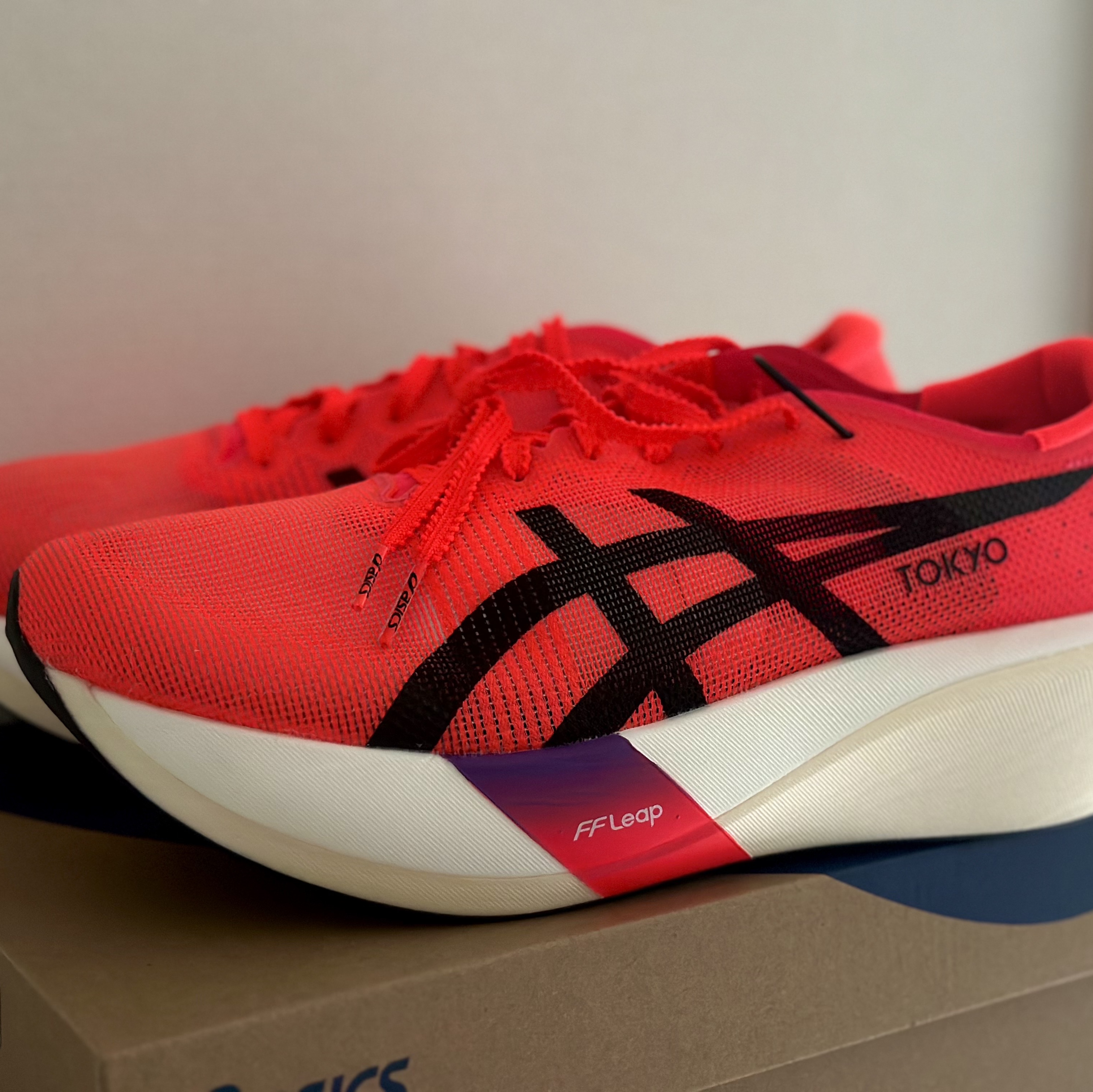 Asics Metaspeed Edge Tokyo Flash Red Black 착용 스타일