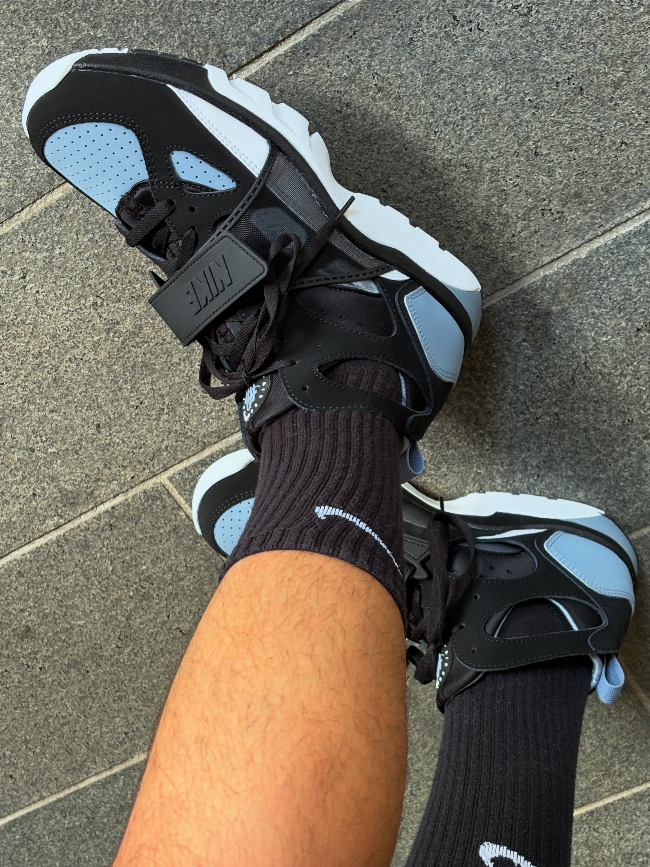 Nike Air Trainer Huarache Black and Cool Blue 착용 스타일 - 1