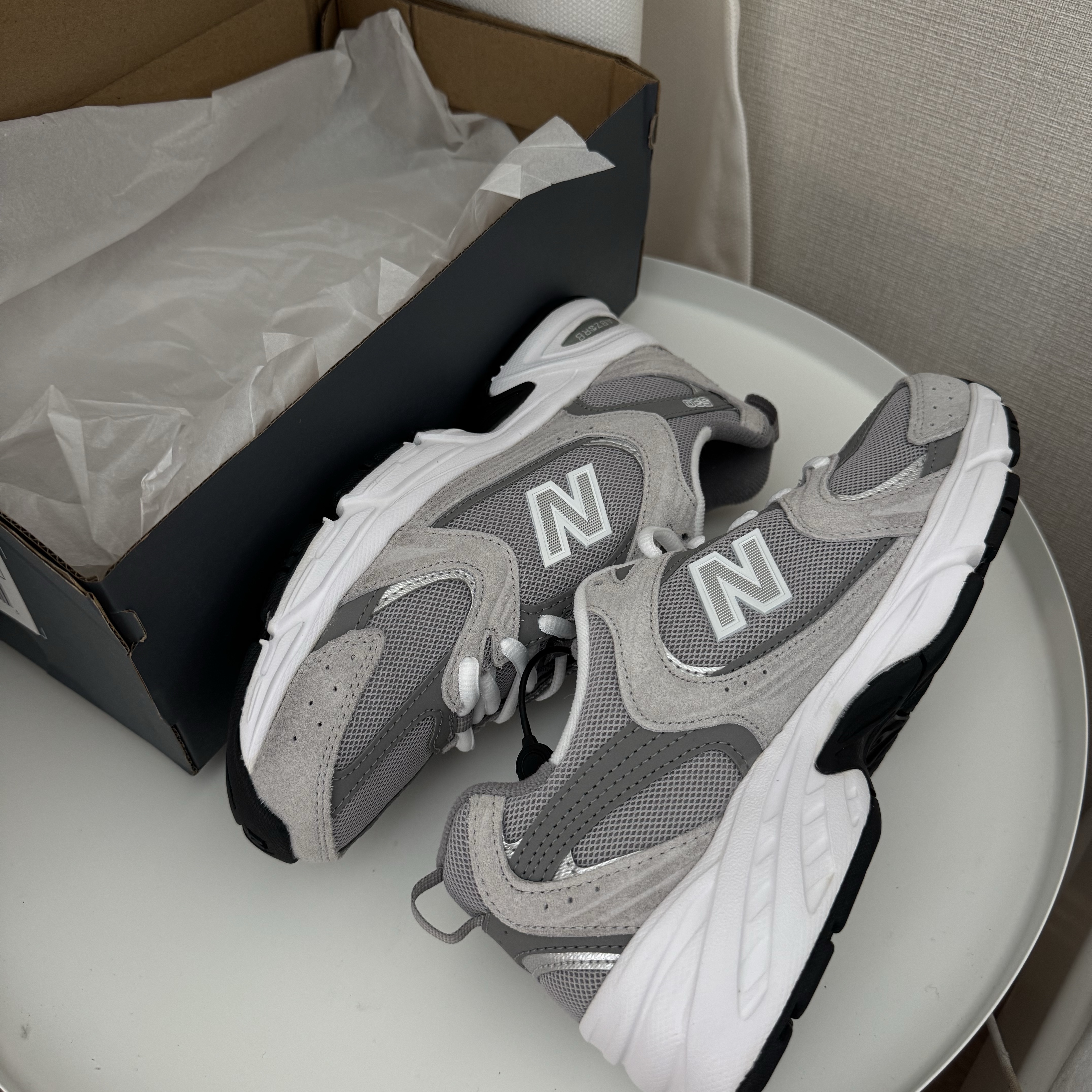 New Balance 530 Grey 착용 스타일 - 2