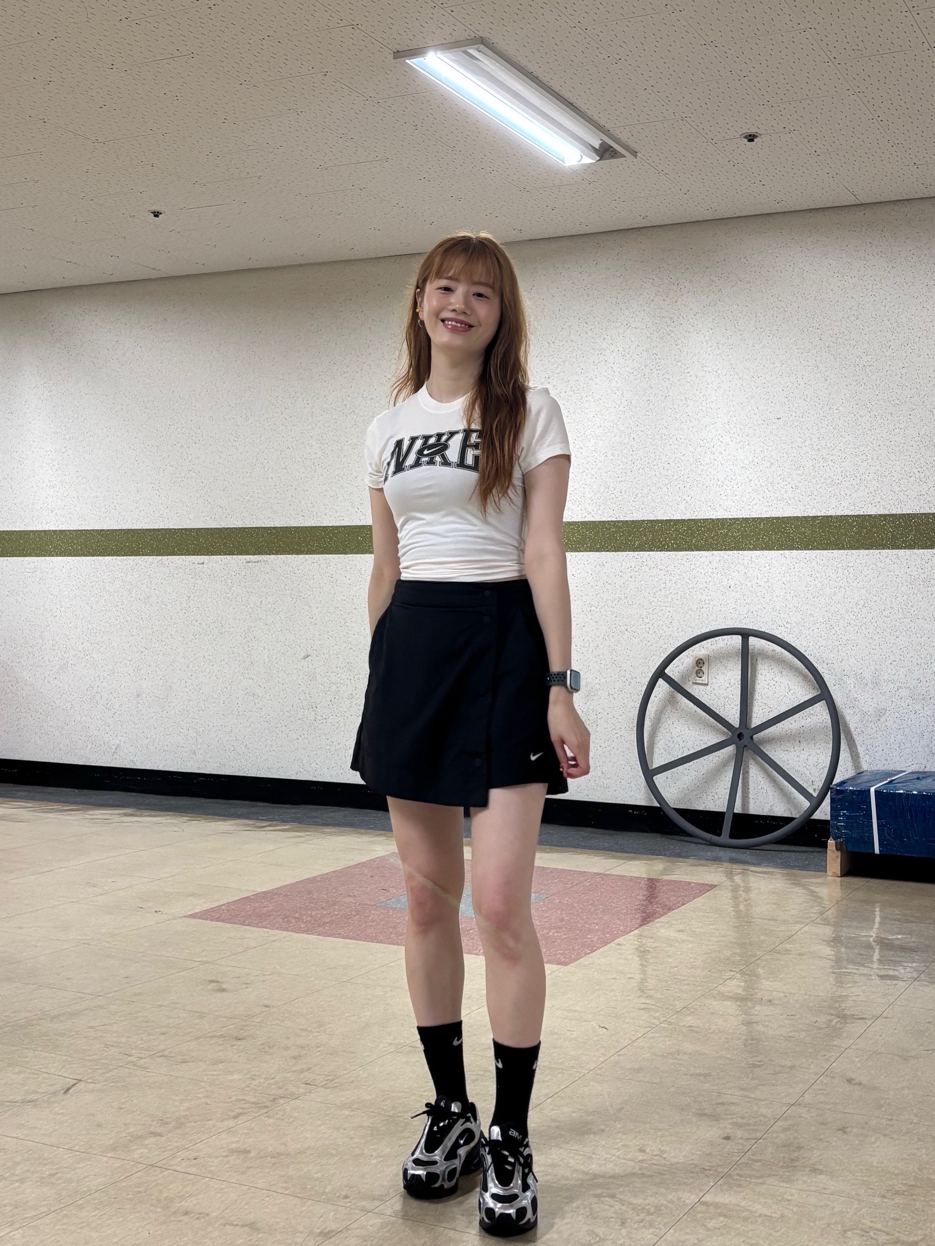 (W) Nike Air Max Muse Black and Metallic Silver, (W) Nike NSW Essential Woven Skort Black White - Asia 착용 스타일 - 3