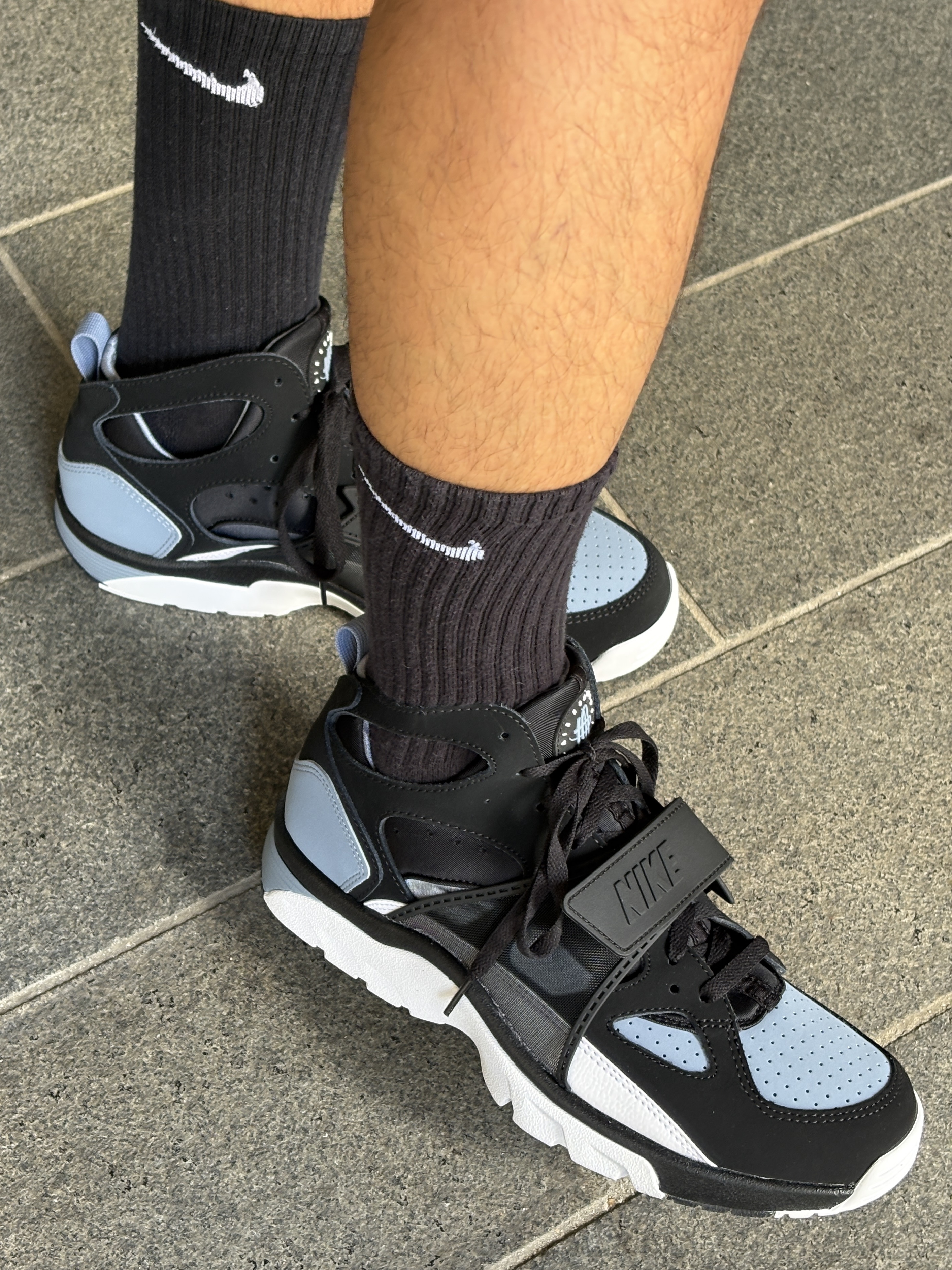 Nike Air Trainer Huarache Black and Cool Blue 착용 스타일 - 2