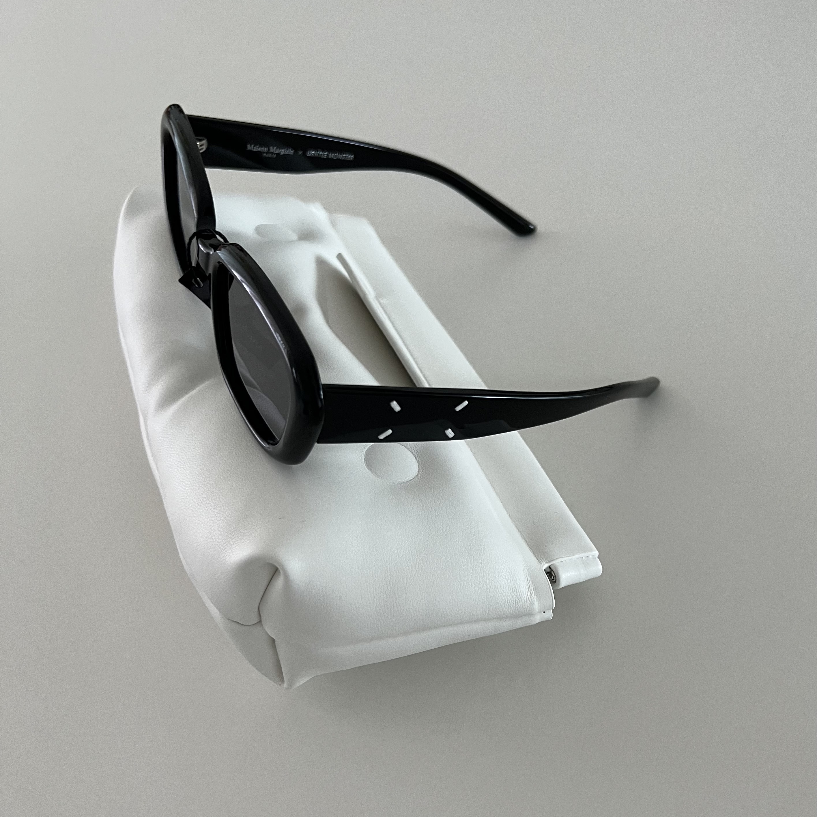 Gentle Monster x Maison Margiela MM207 Black Gray 착용 스타일 - 2