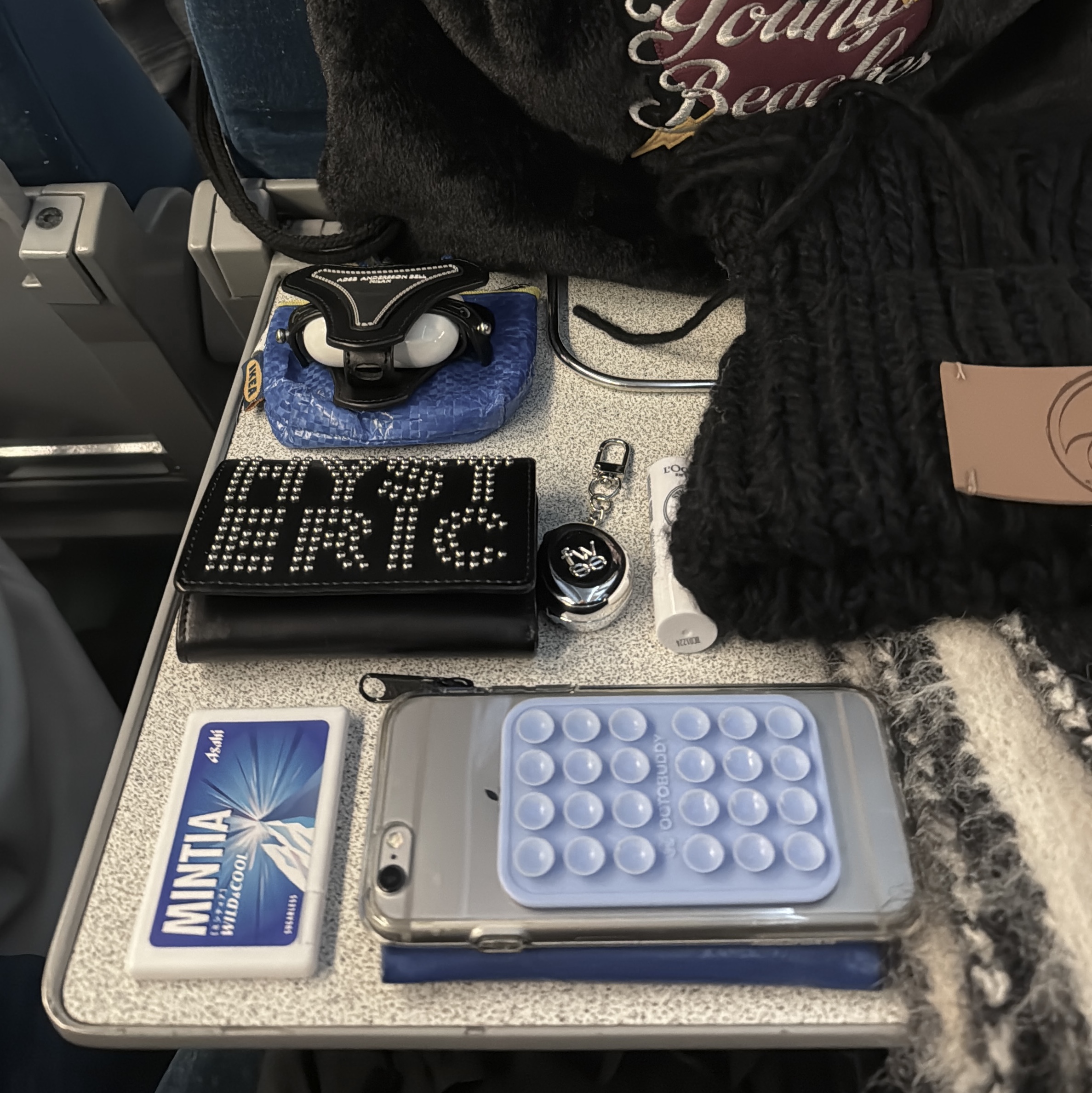 (W) Hysteric Glamour Logo Stud Tri-Fold Wallet Black, Apple AirPods Max Lightning Silver (Korean Ver.) 착용 스타일 - 4