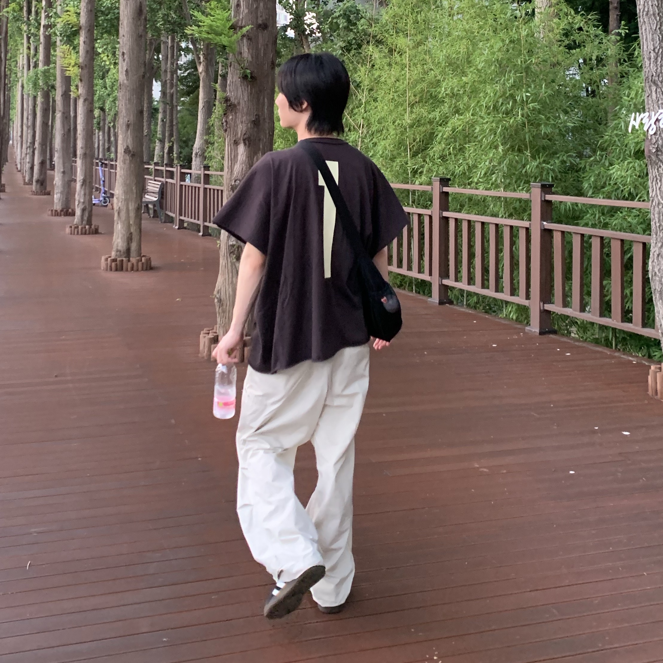 Yeezy One Box T-Shirt Black 착용 스타일 - 1