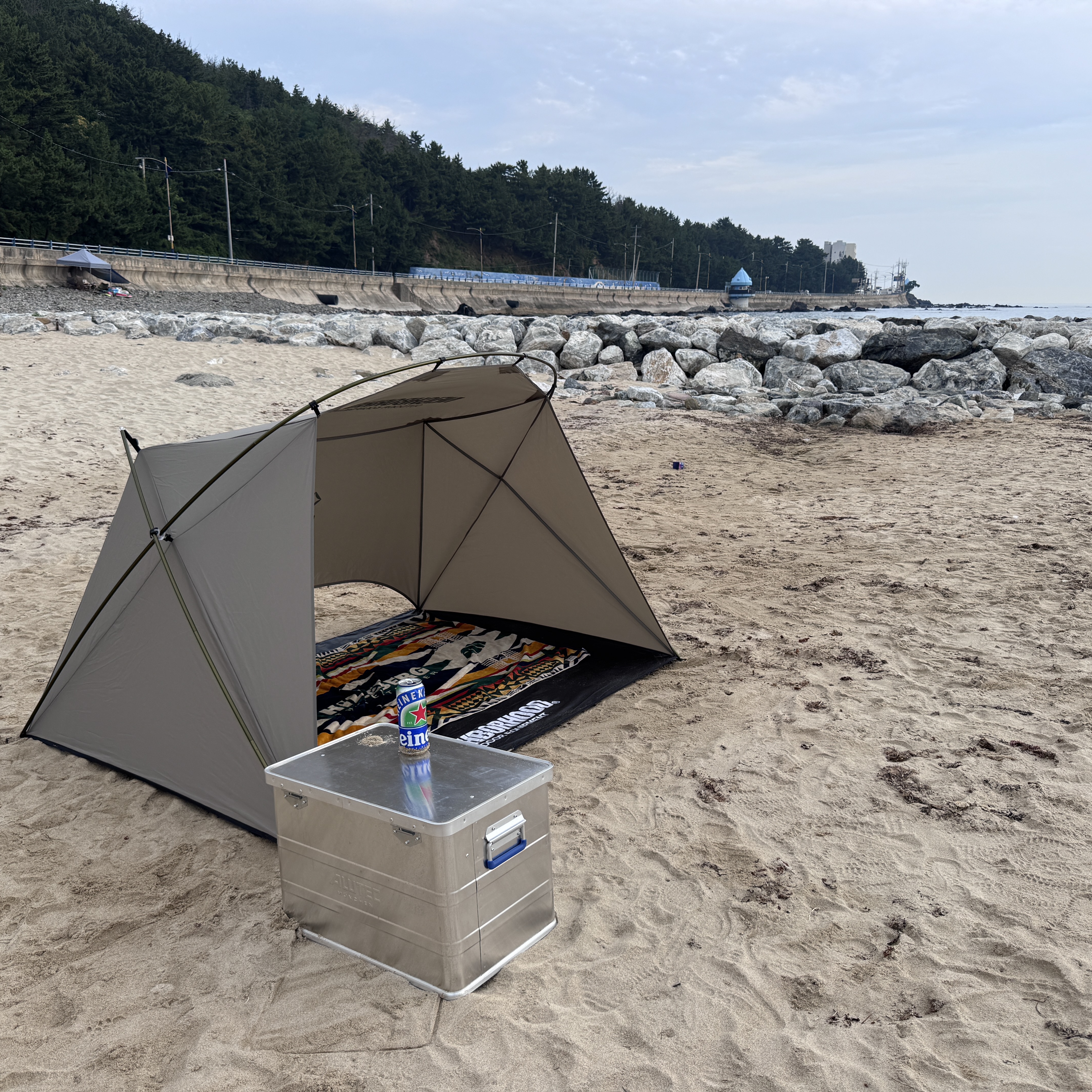 Helinox x Neighborhood Sunshade Olive Drab 착용 스타일 - 2