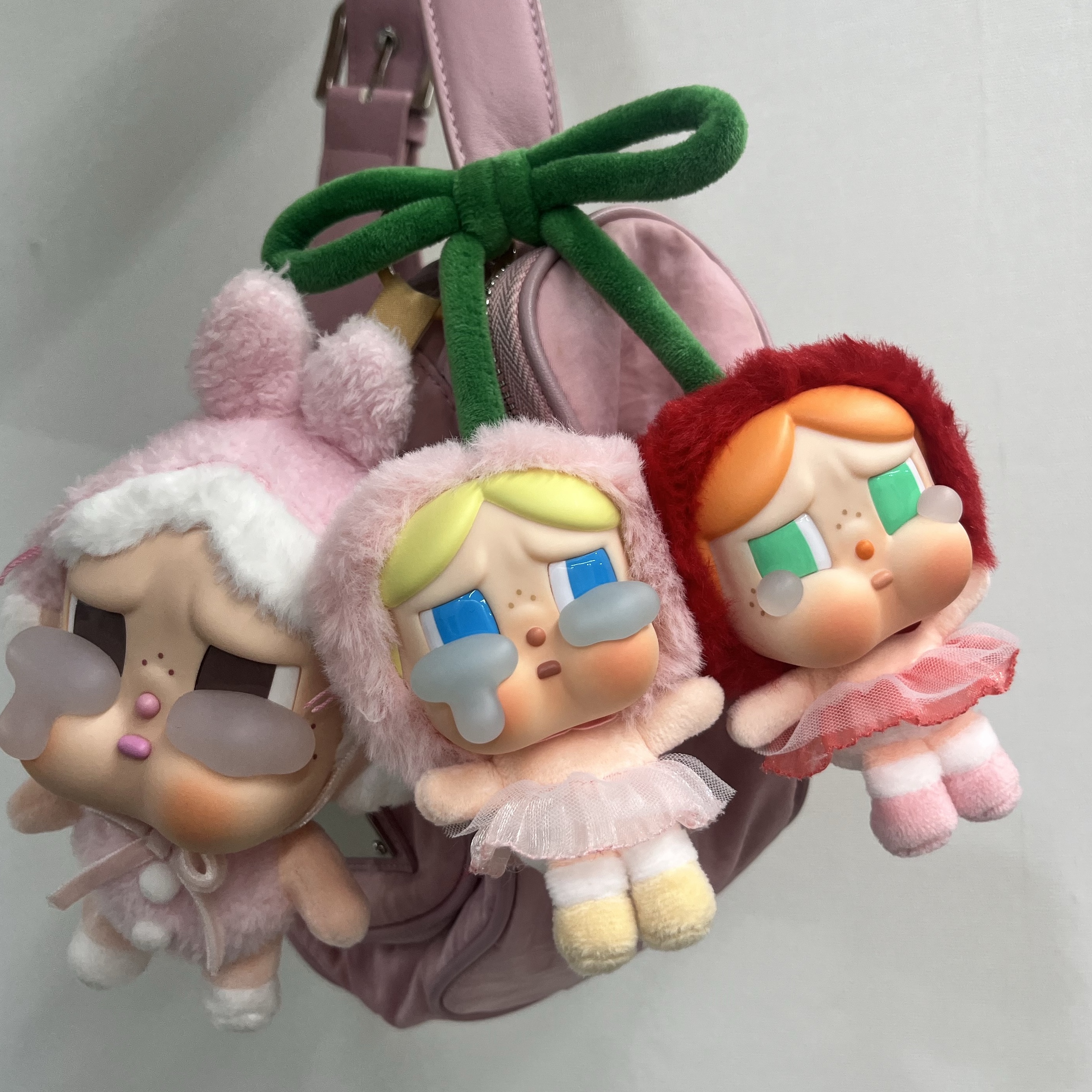 Pop Mart Crybaby Crying For Love Series Vinyl Plush, Pop Mart Crybaby Crying Again Series Plush Keyring I'll Give You All My Love (Opened Case) 착용 스타일