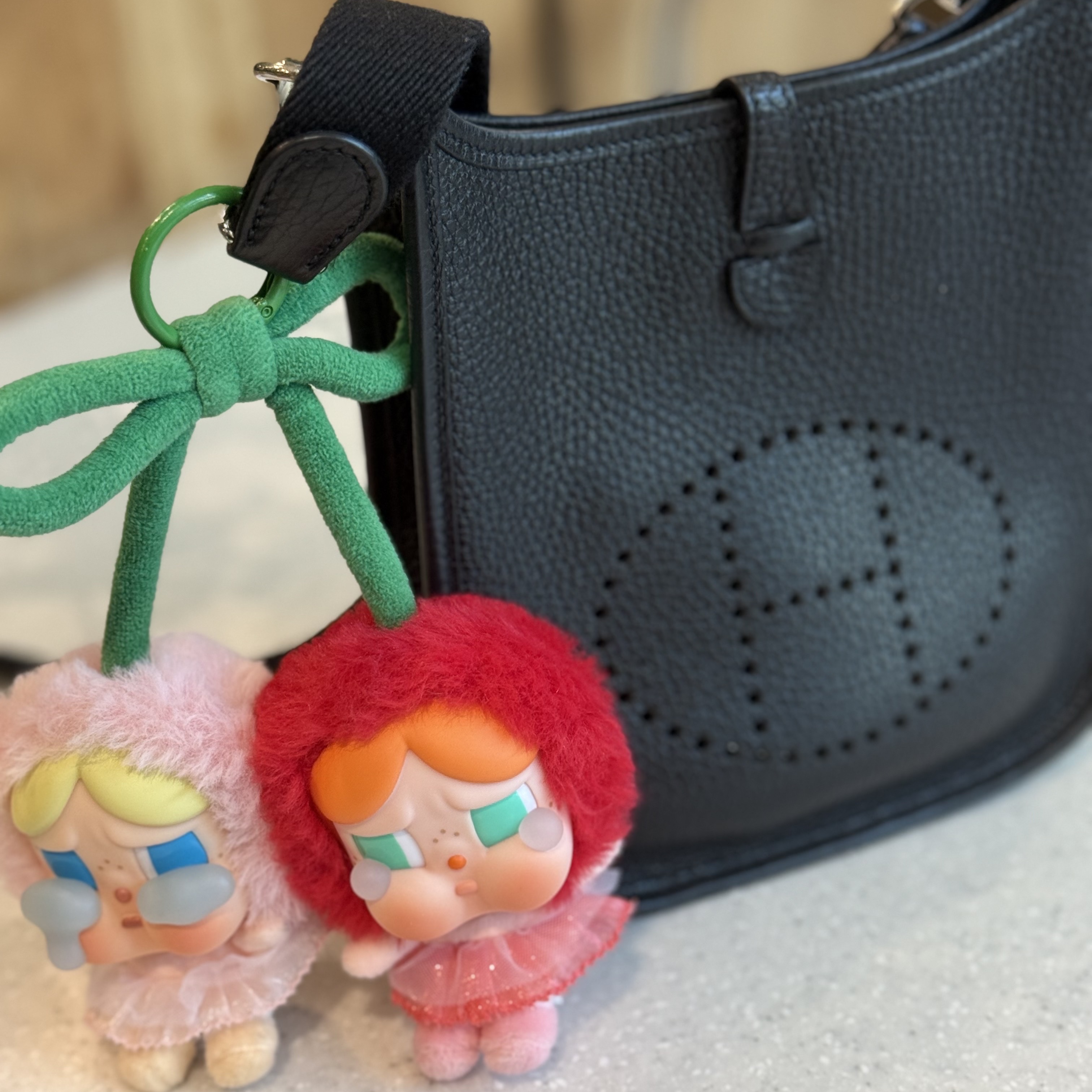 Pop Mart Crybaby Crying For Love Series Vinyl Plush 착용 스타일
