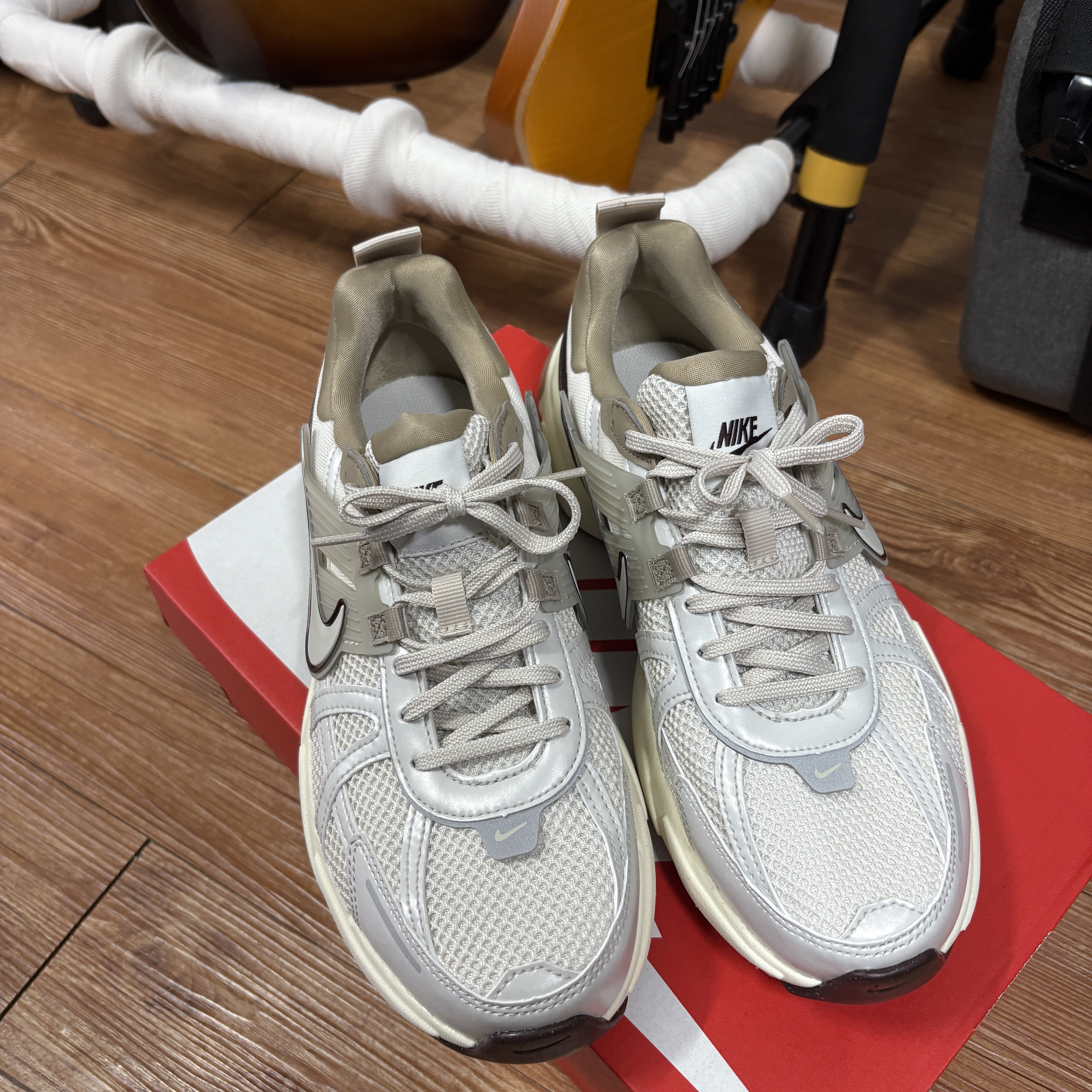 Nike V2K Run Light Orewood Brown Khaki 착용 스타일