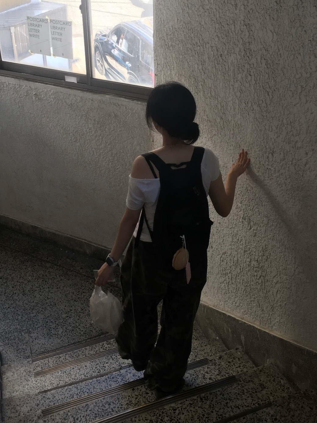 (W) Crocs Classic Platform Clog Black, Mischief Lightweight Zip Around Backpack Black 착용 스타일 - 4