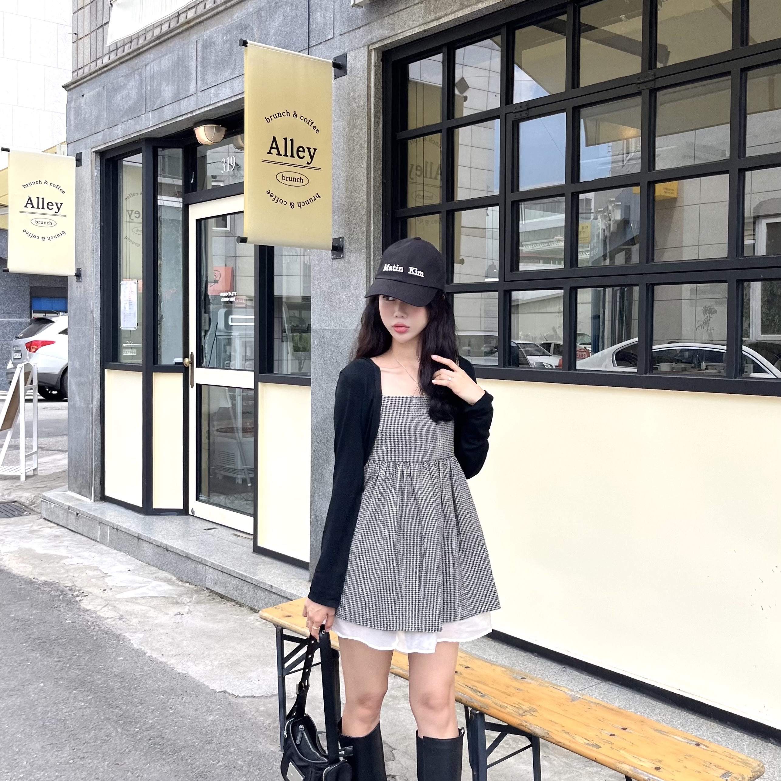 Matin Kim Matin Classic Logo Ball Cap in Black, Matin Kim Madeleine Round Bag Black 착용 스타일 - 2