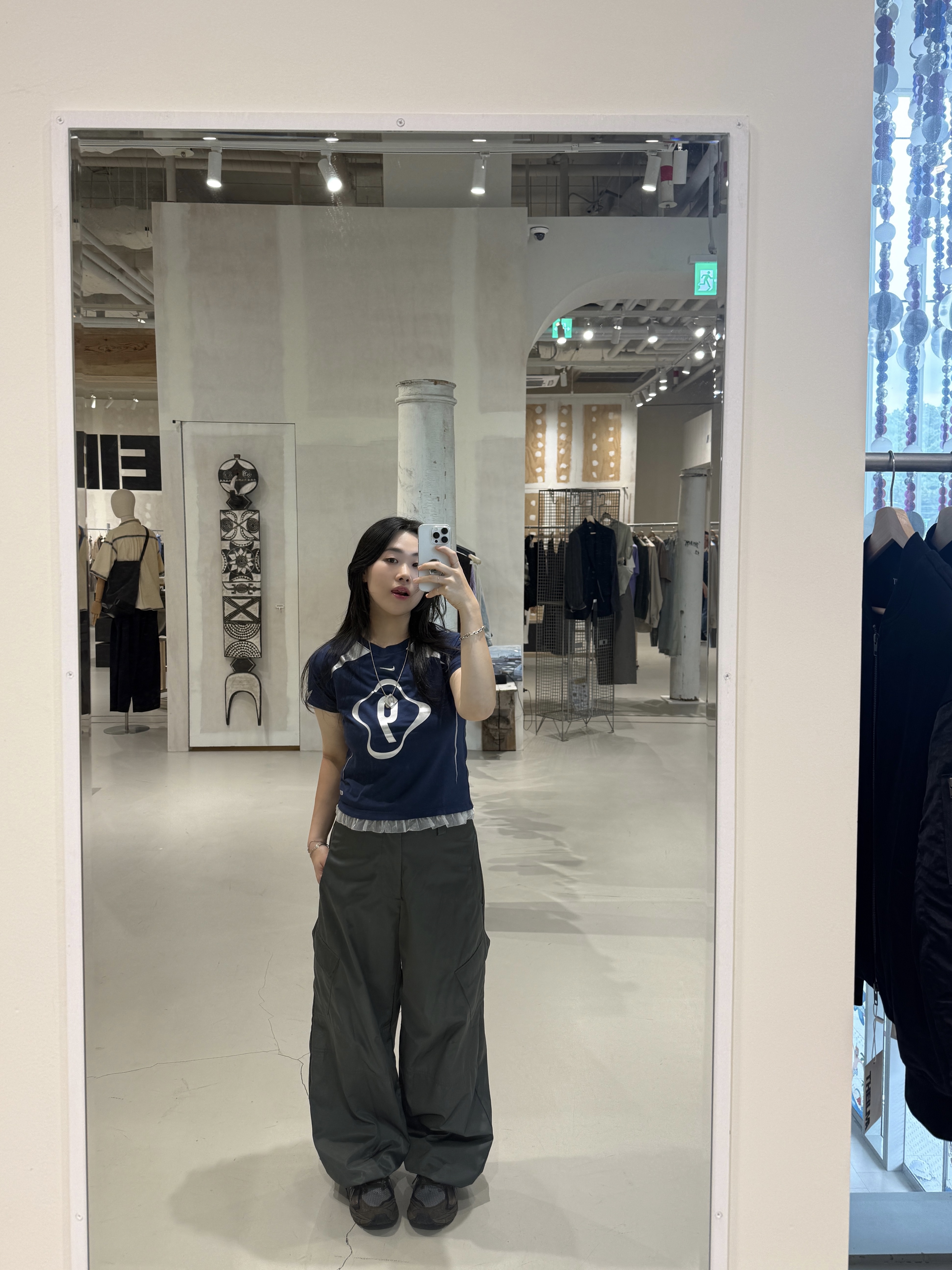 (W) Nike NSW Chill Knit Graphic T-Shirt Midnight Navy, Asics UB6-S GT-2160 Grey Floss Brown Storm 착용 스타일 - 1