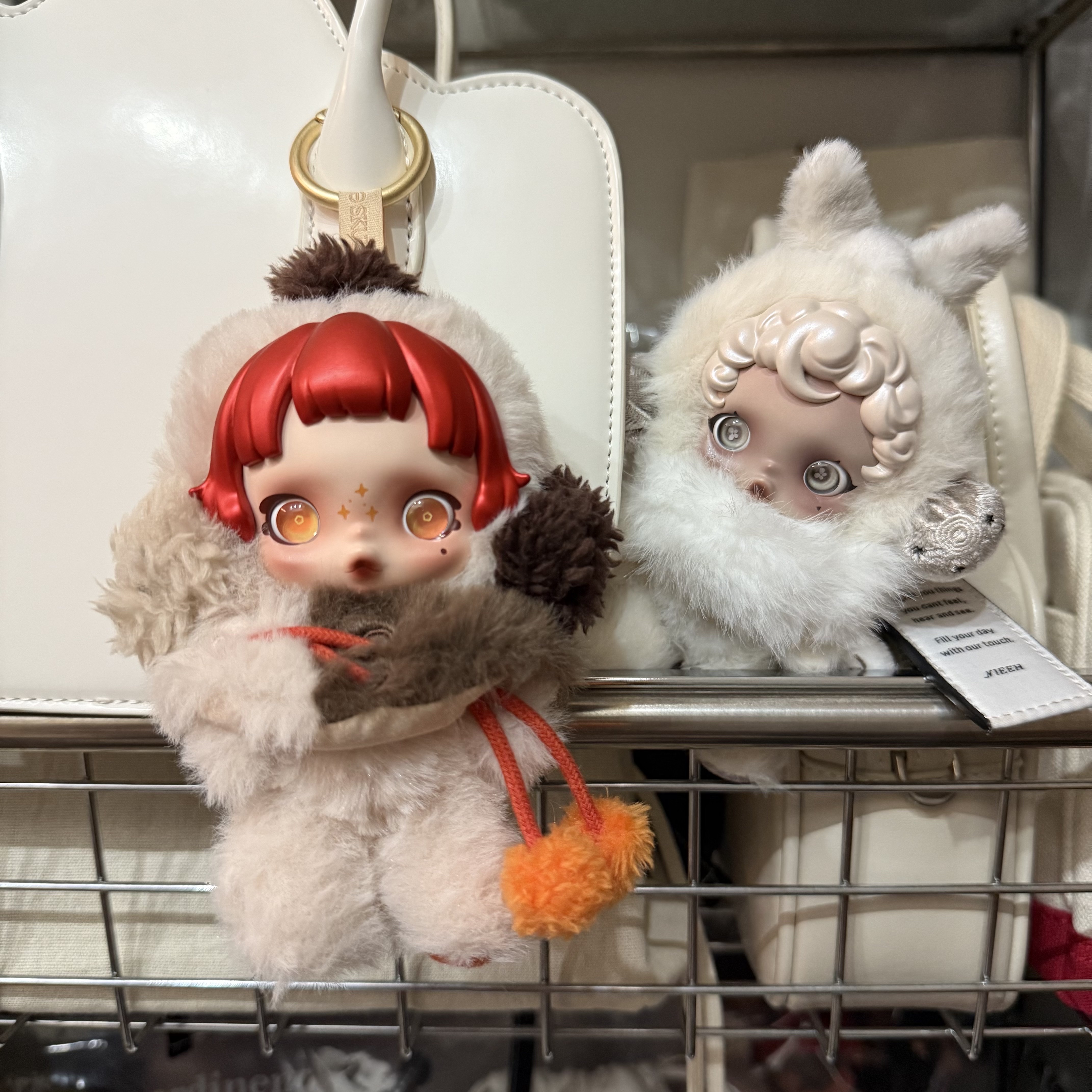 Pop Mart Skullpanda L’Impressionnisme Series Plush Doll (9 Blind Boxes), Pop Mart Skullpanda Winter Symphony Series Keyring Sealed Case (6 Blind Boxes) 착용 스타일 - 1