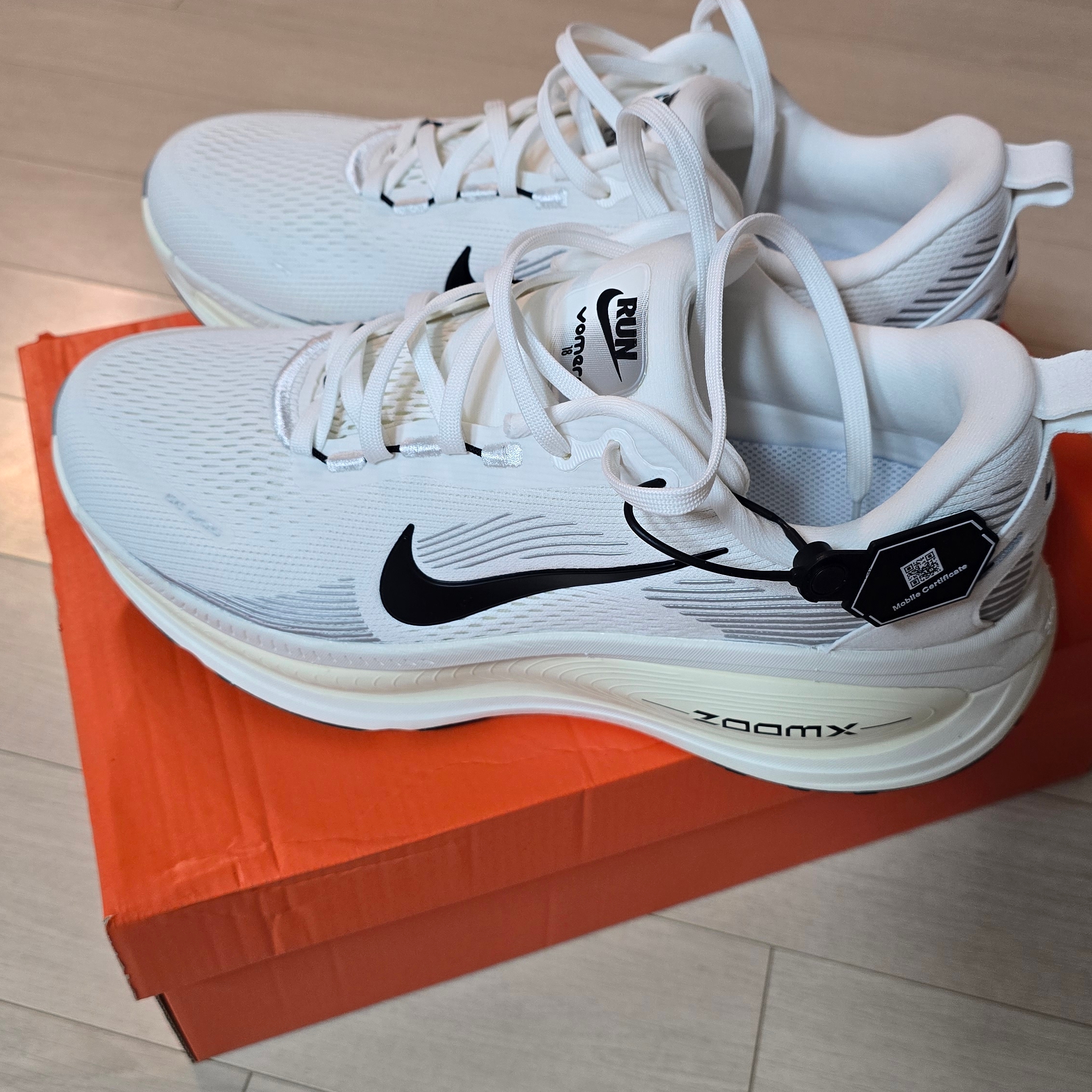Nike Vomero 18 Summit White Coconut Milk 착용 스타일 - 3