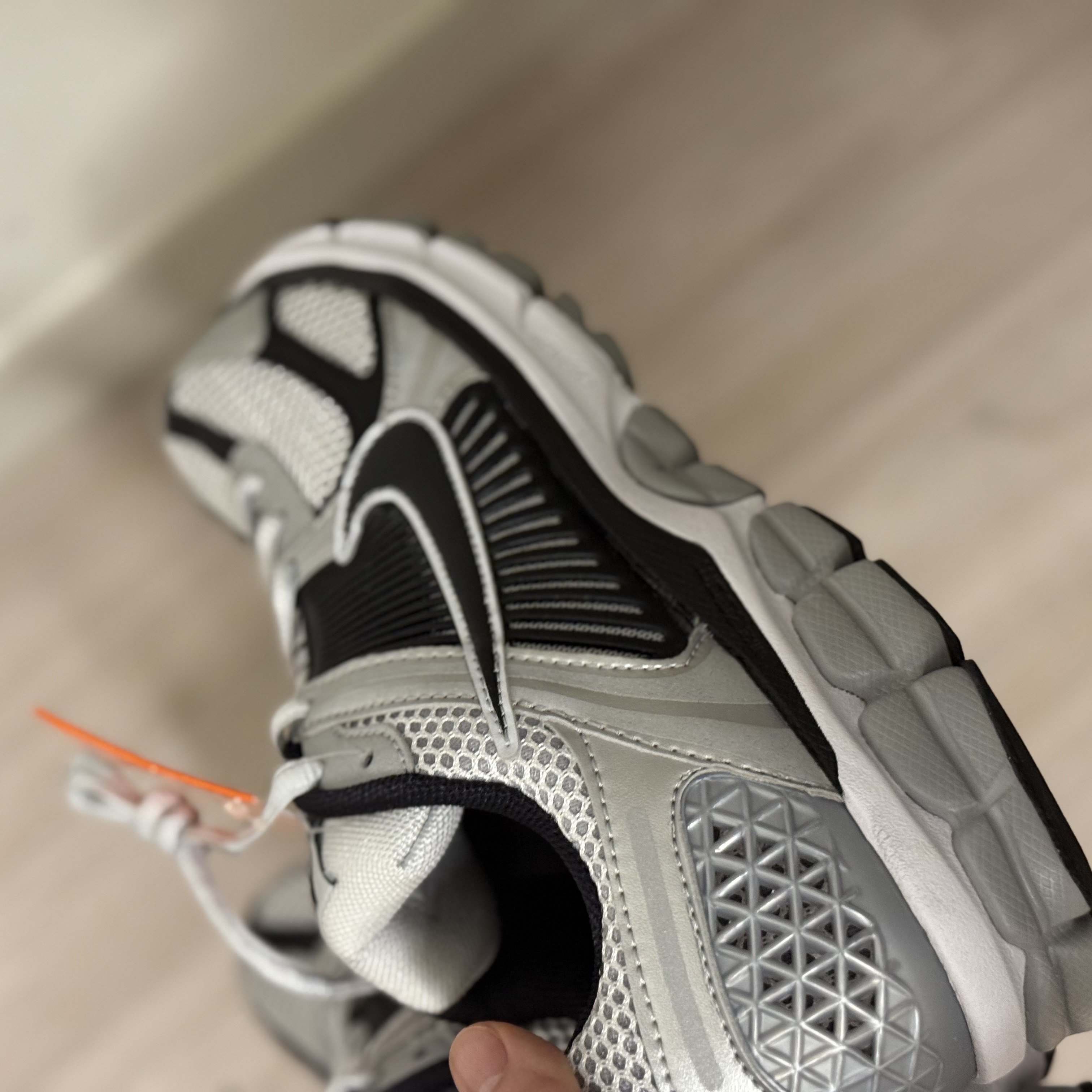 Nike Zoom Vomero 5 Metallic Silver Black 착용 스타일 - 2