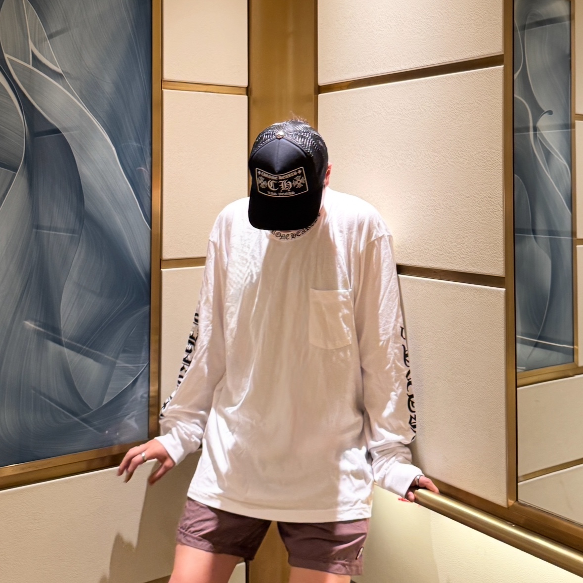 Chrome Hearts Neck Script Logo Long Sleeve T-Shirt White Black, Hansroom Chrome Hearts CH Las Vegas Trucker Hat Black 착용 스타일