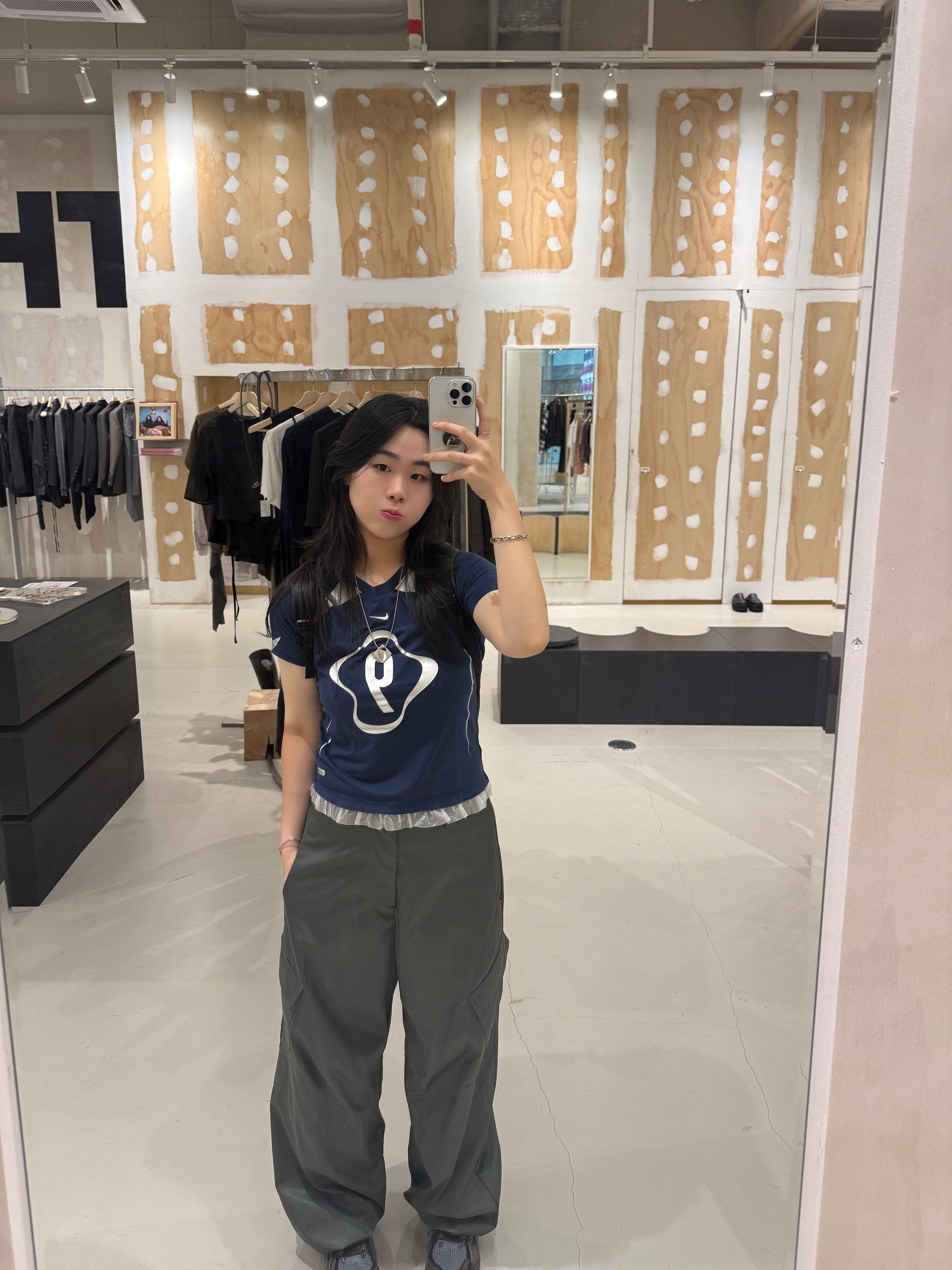 (W) Nike NSW Chill Knit Graphic T-Shirt Midnight Navy, Asics UB6-S GT-2160 Grey Floss Brown Storm 착용 스타일 - 3
