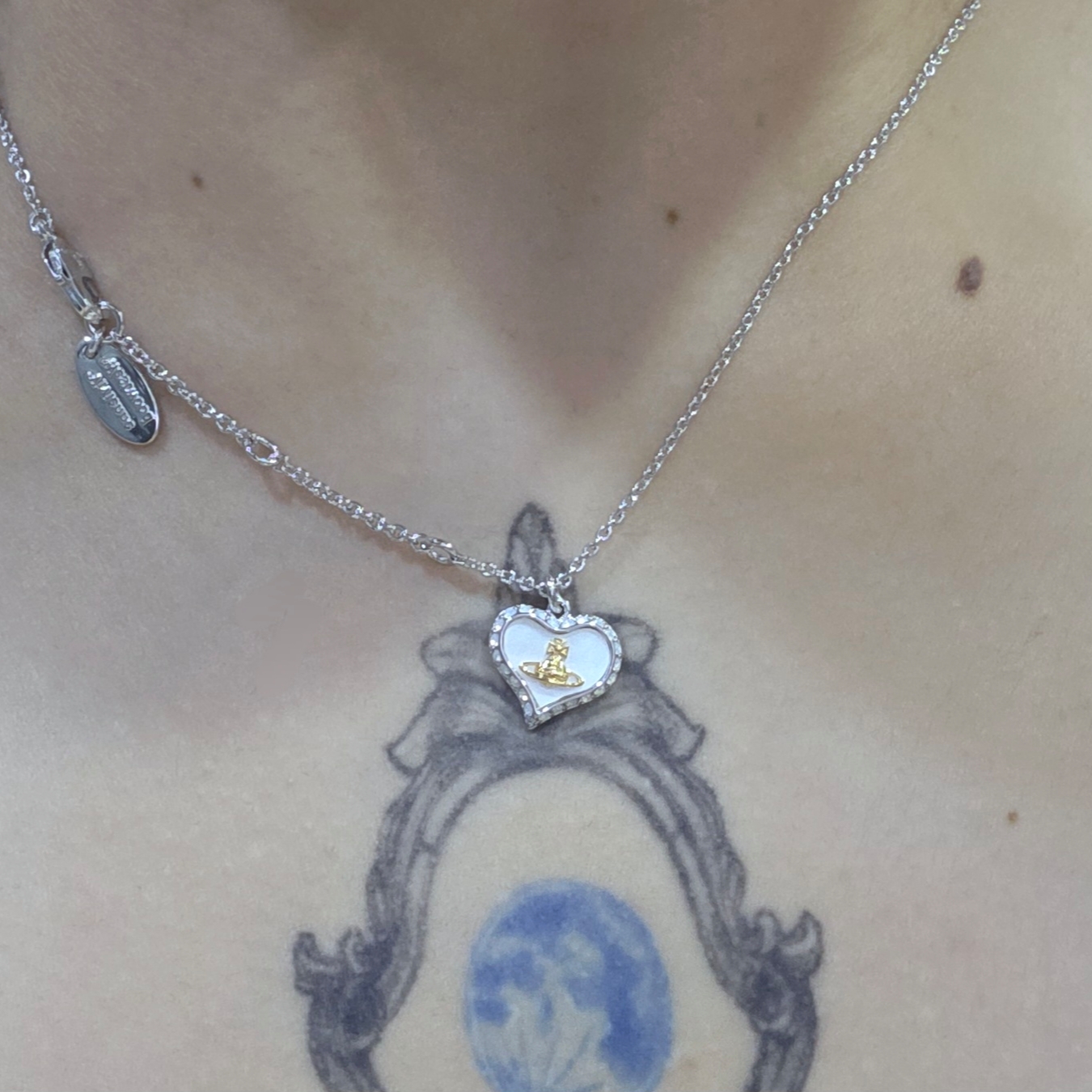 (W) Vivienne Westwood Petra Pendant Gold White 착용 스타일