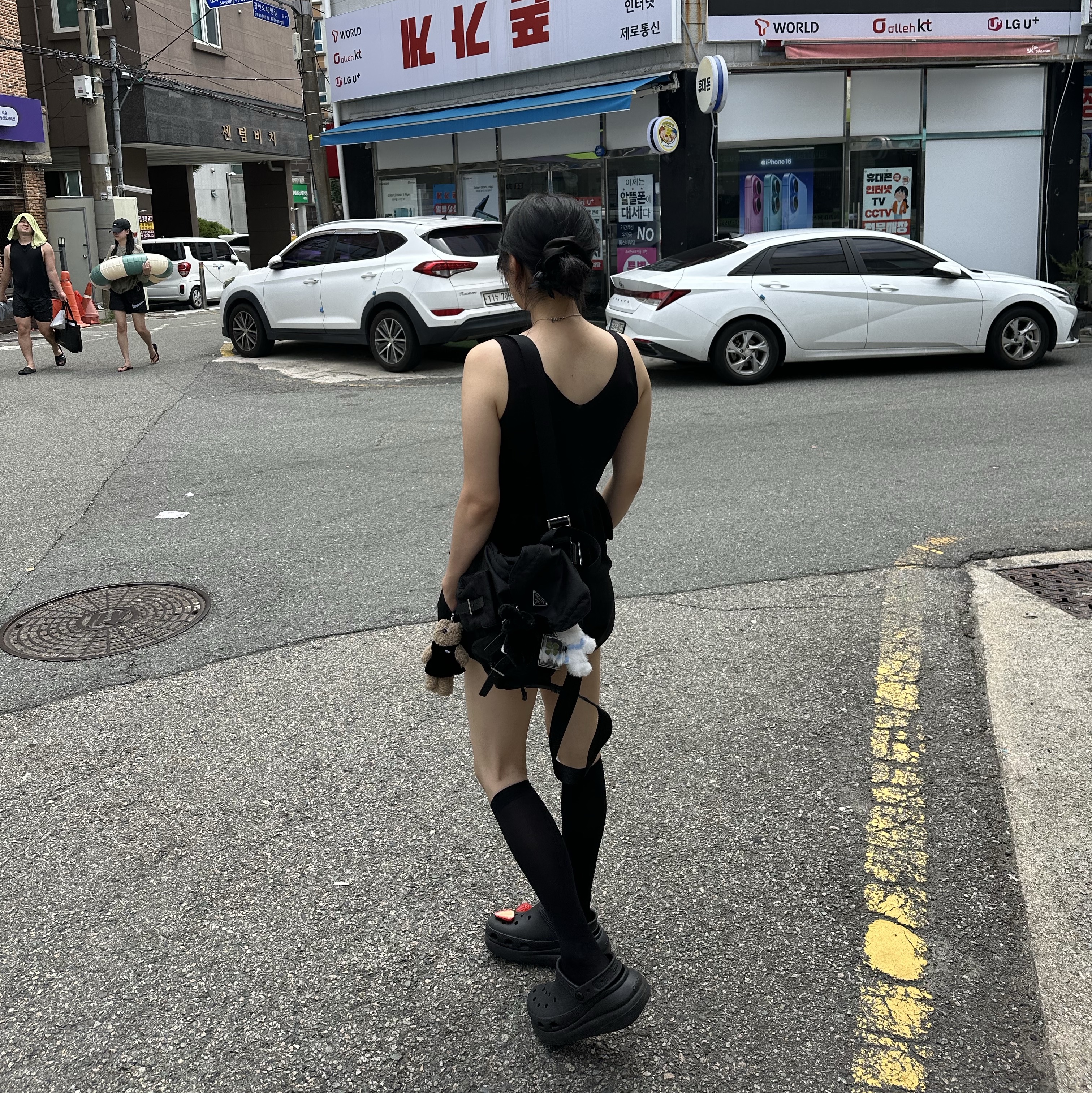 Prada Re-Nylon Small Backpack Black, Monamhee M.N.H Friends Bebe Keyring 착용 스타일 - 2