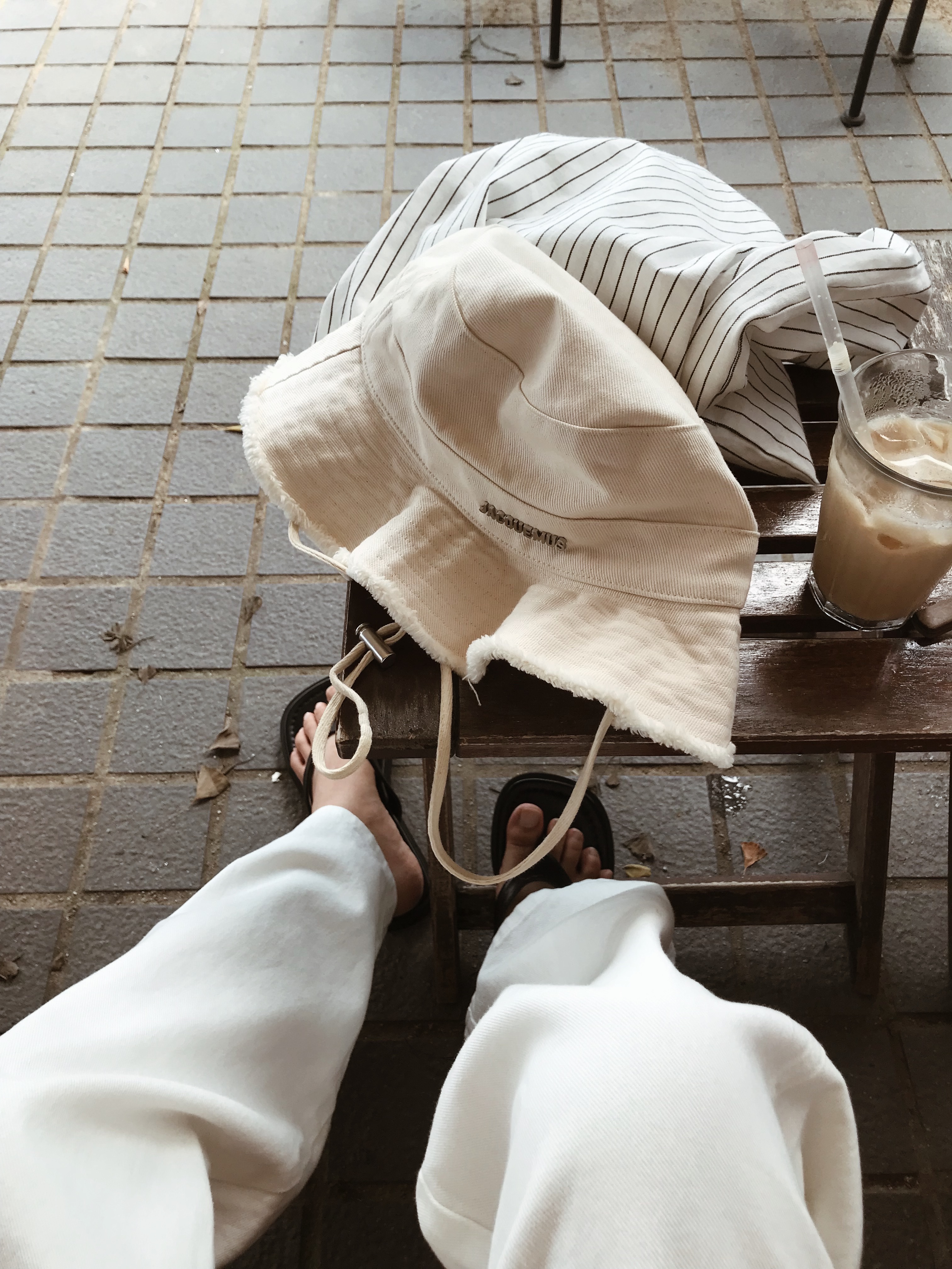 Jacquemus Le Bob Artichaut Bucket Hat Off White 착용 스타일 - 1