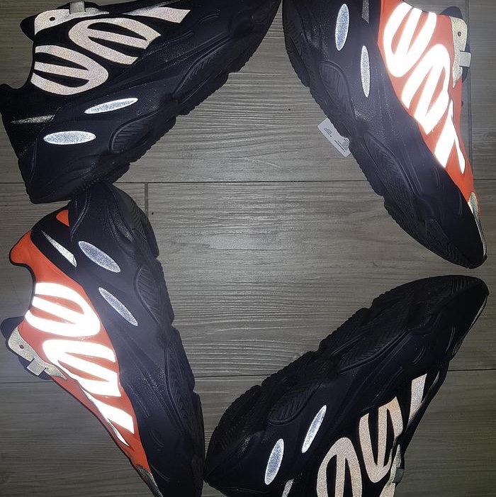 Adidas Yeezy Boost 700 MNVN Orange 착용 스타일 - 3