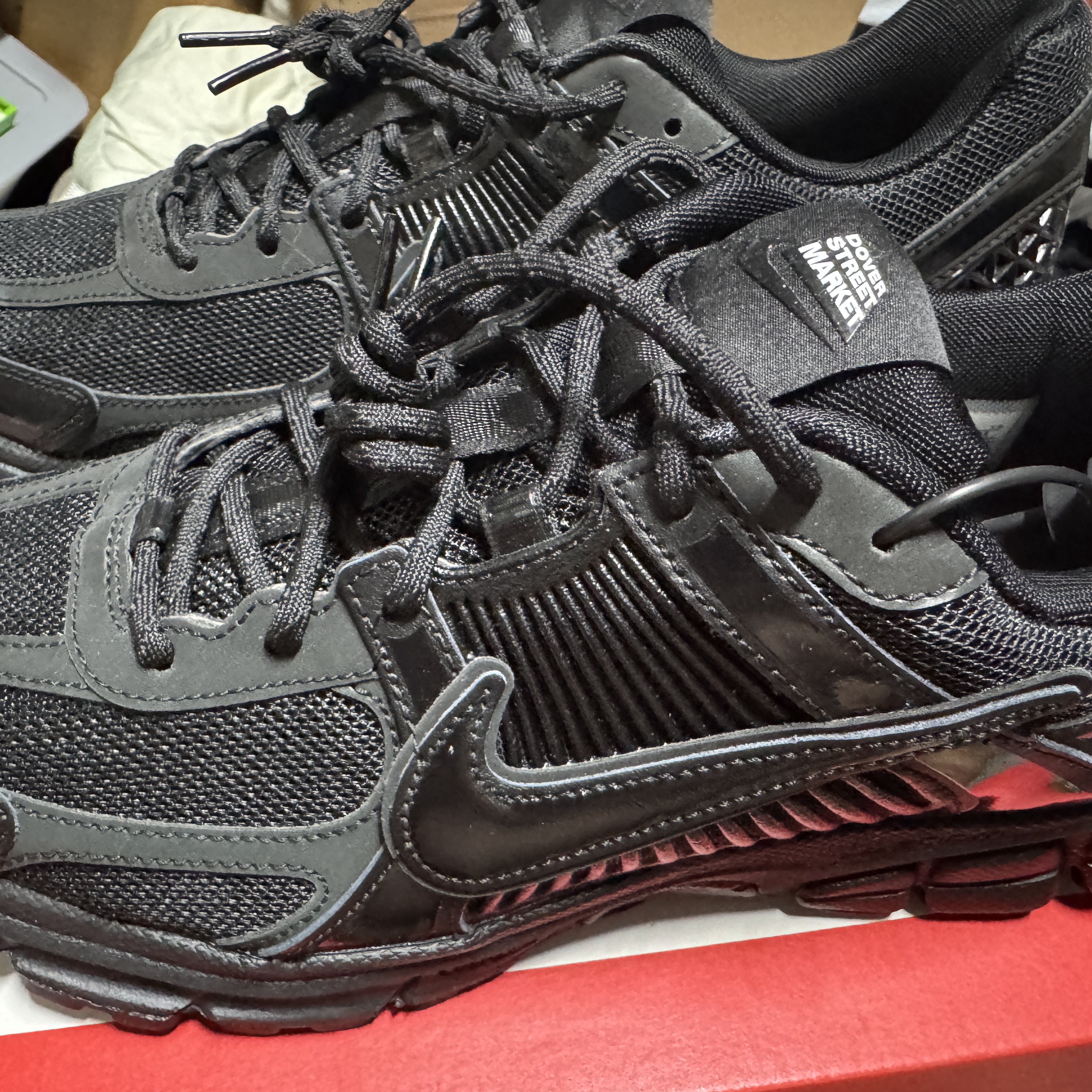 Nike x Dover Street Market Zoom Vomero 5 SP Black, Nike Zoom Vomero 5 SP Black 착용 스타일 - 3