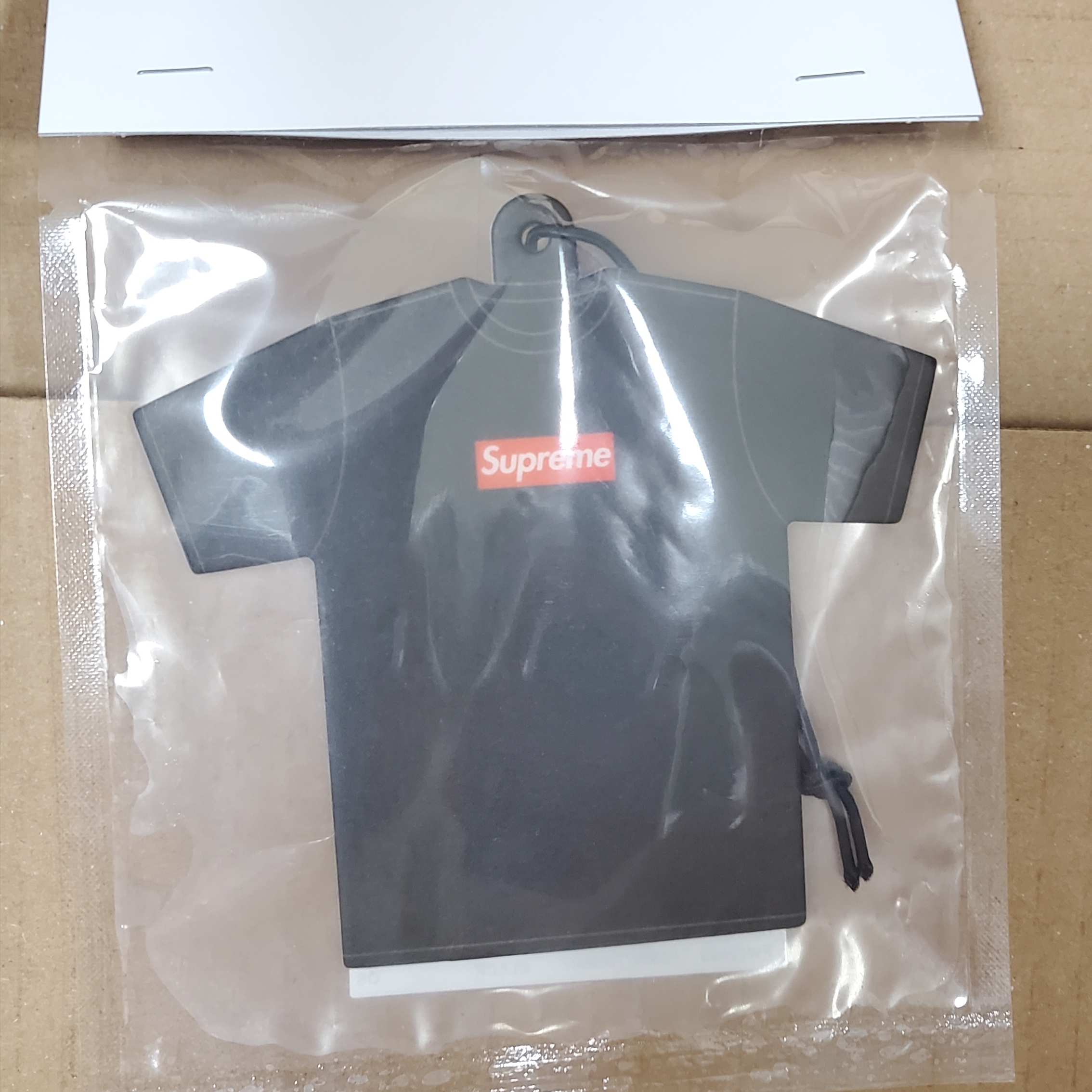 Supreme Kuumba T-Shirt Air Freshener Black - 22FW 착용 스타일