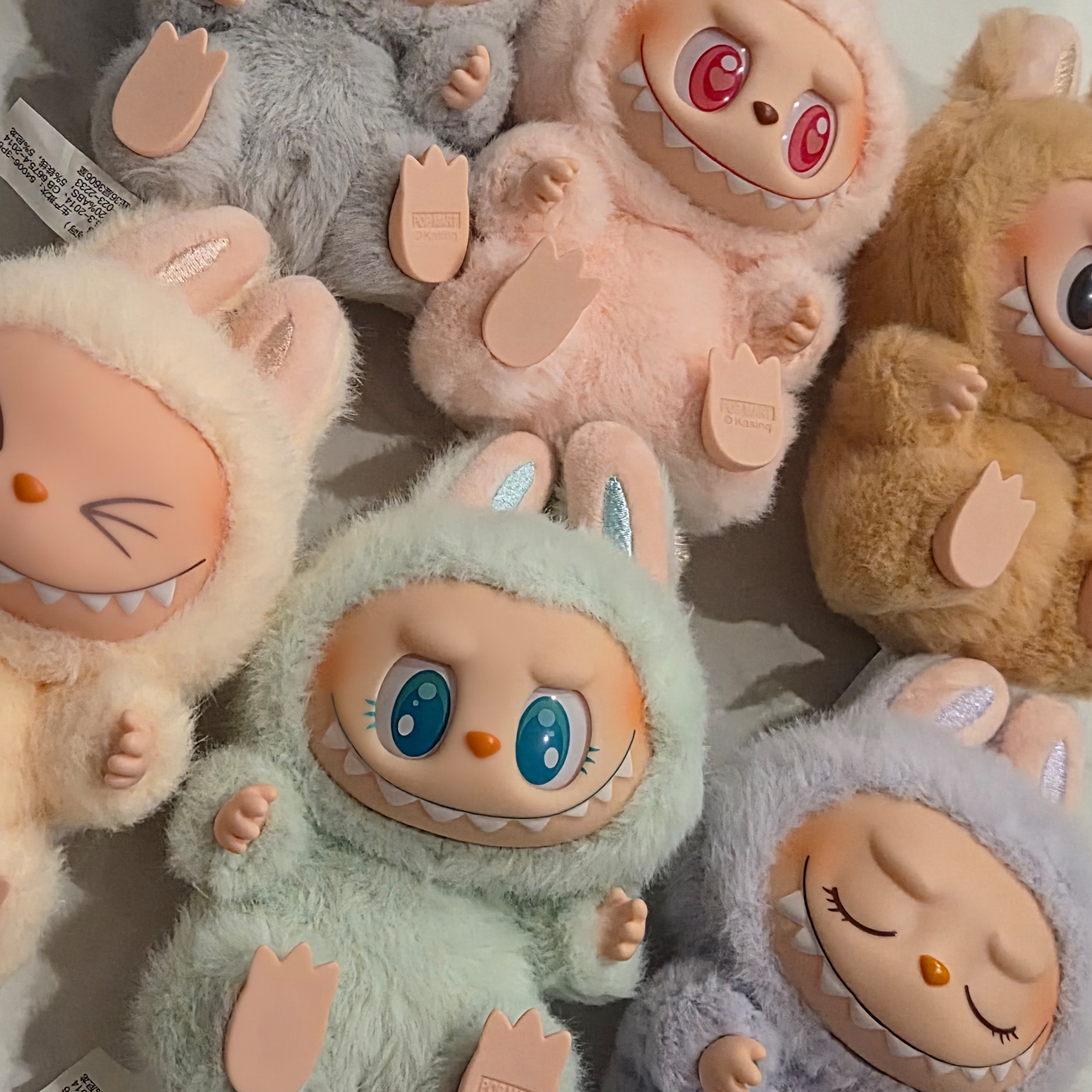 Pop Mart Labubu Let's Play Together Doll Series Sealed Case (6 Blind Boxes) 착용 스타일