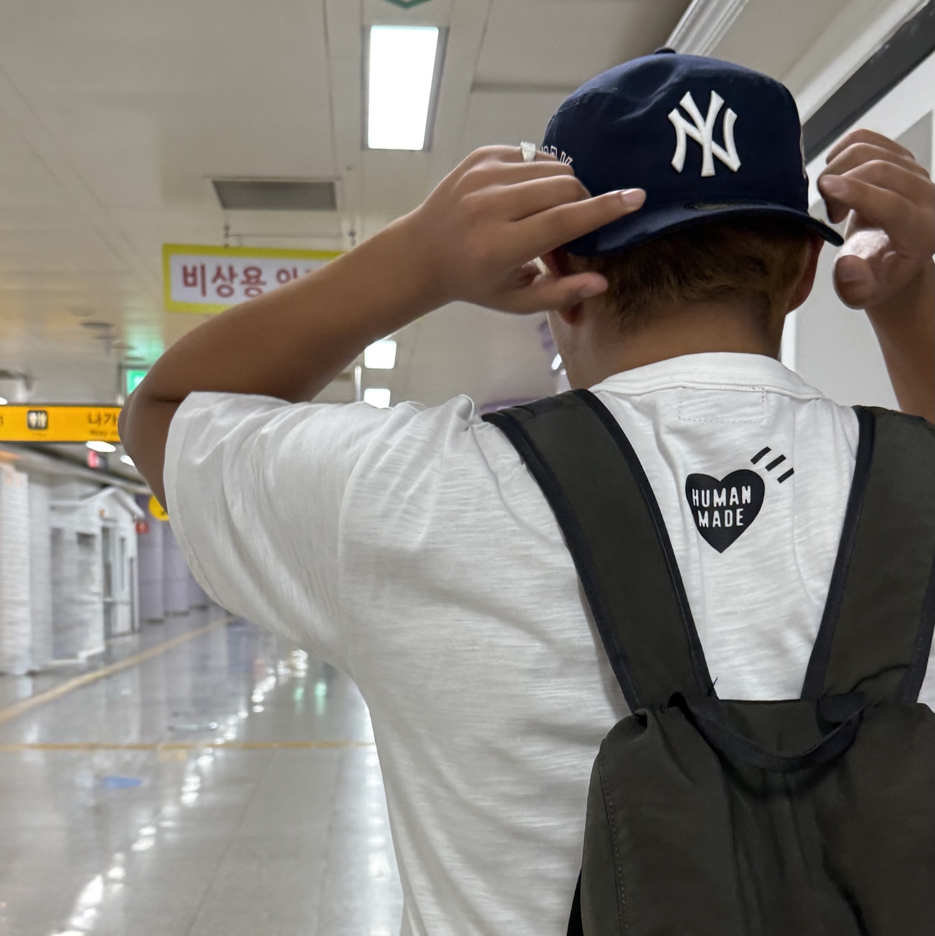 New Era MLB New York Yankees Pillbox Series Ball Cap Navy, Human Made Graphic T-Shirt White 착용 스타일