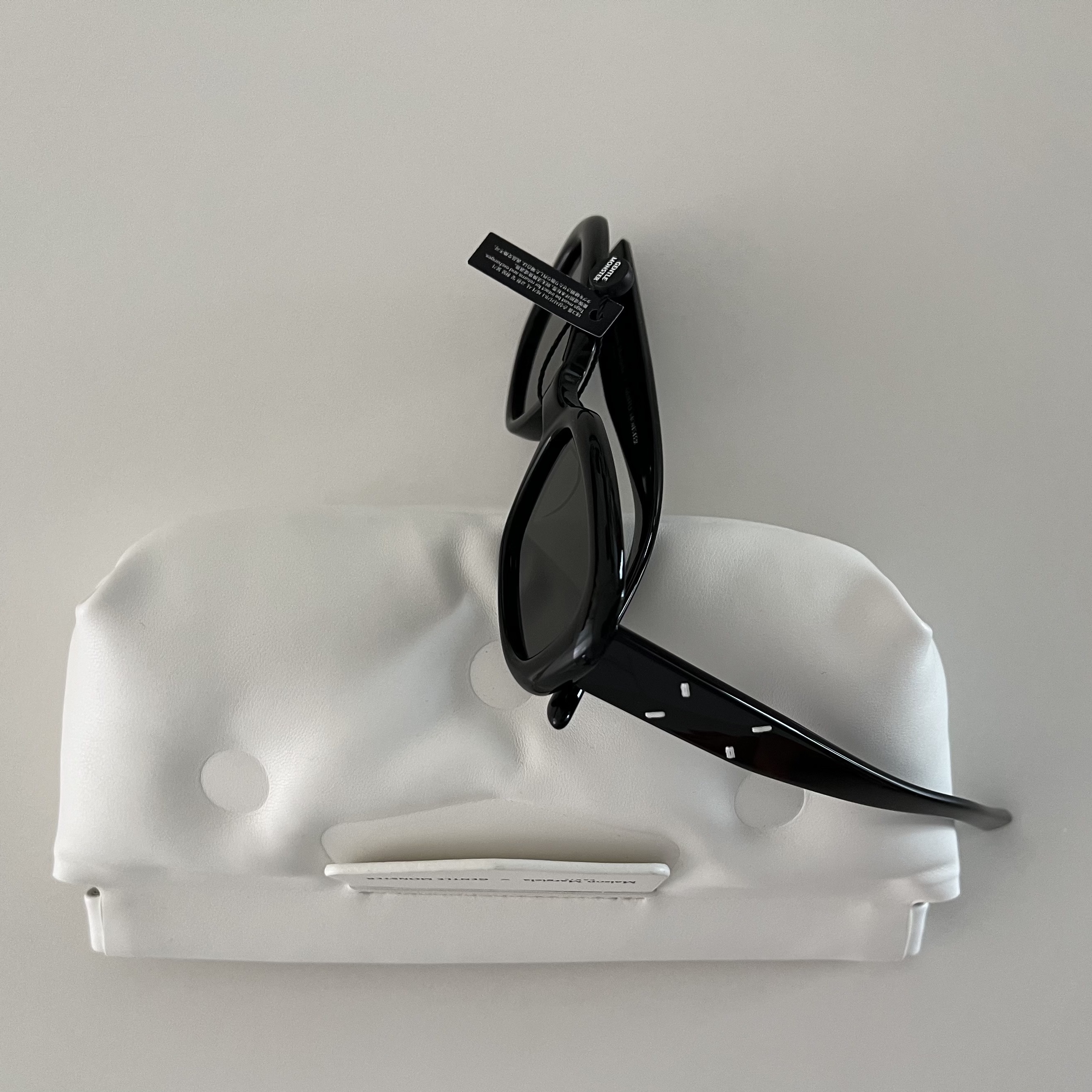 Gentle Monster x Maison Margiela MM207 Black Gray 착용 스타일 - 3