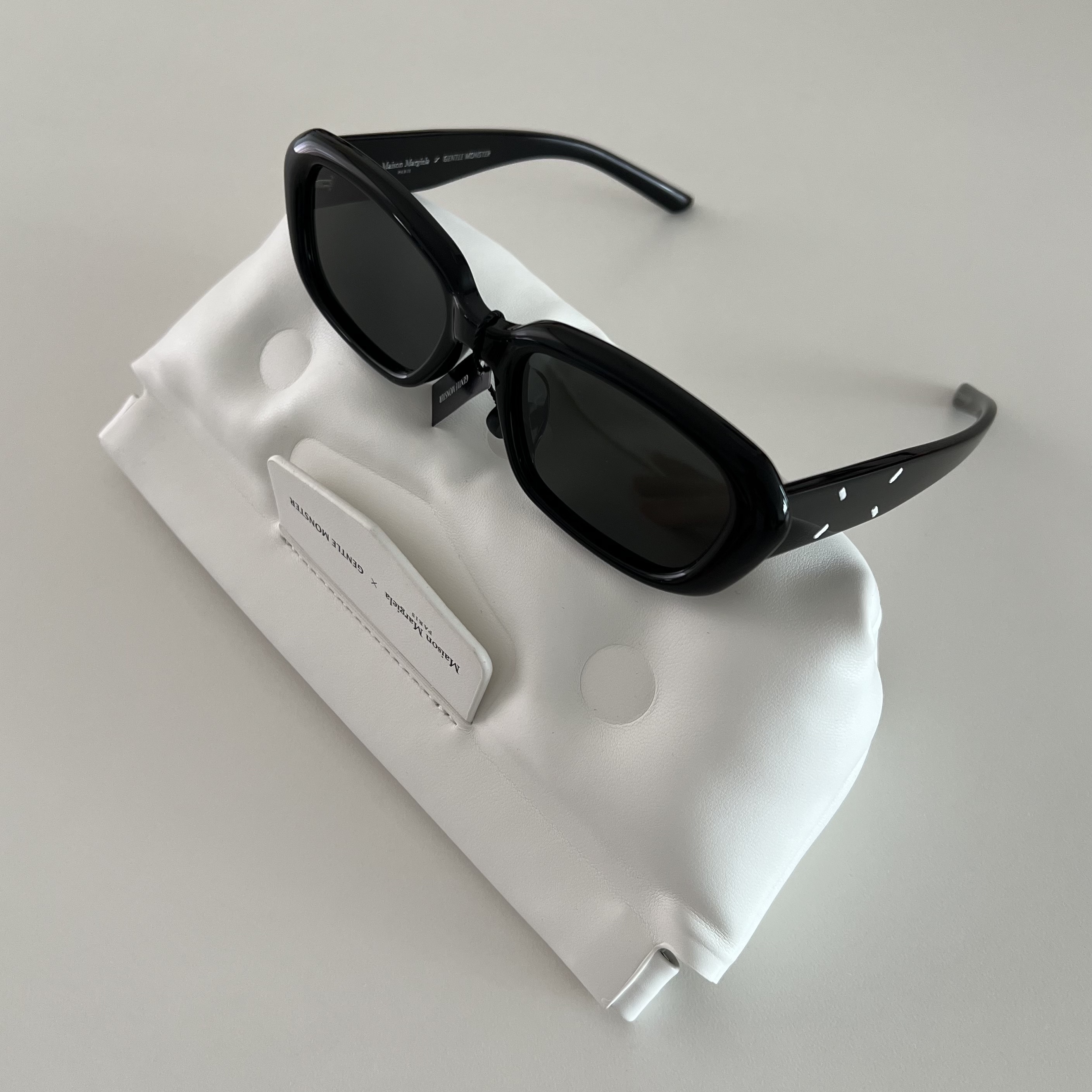 Gentle Monster x Maison Margiela MM207 Black Gray 착용 스타일 - 1