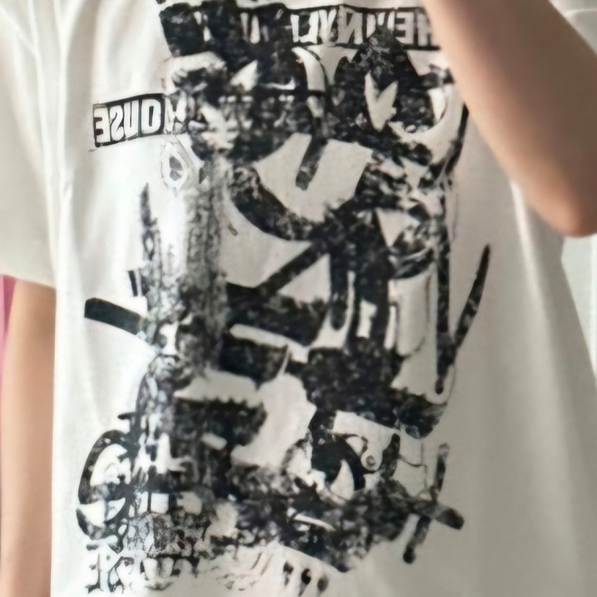 [KREAM 단독] Thevinylhouse Torn Paper T-Shirt White 착용 스타일
