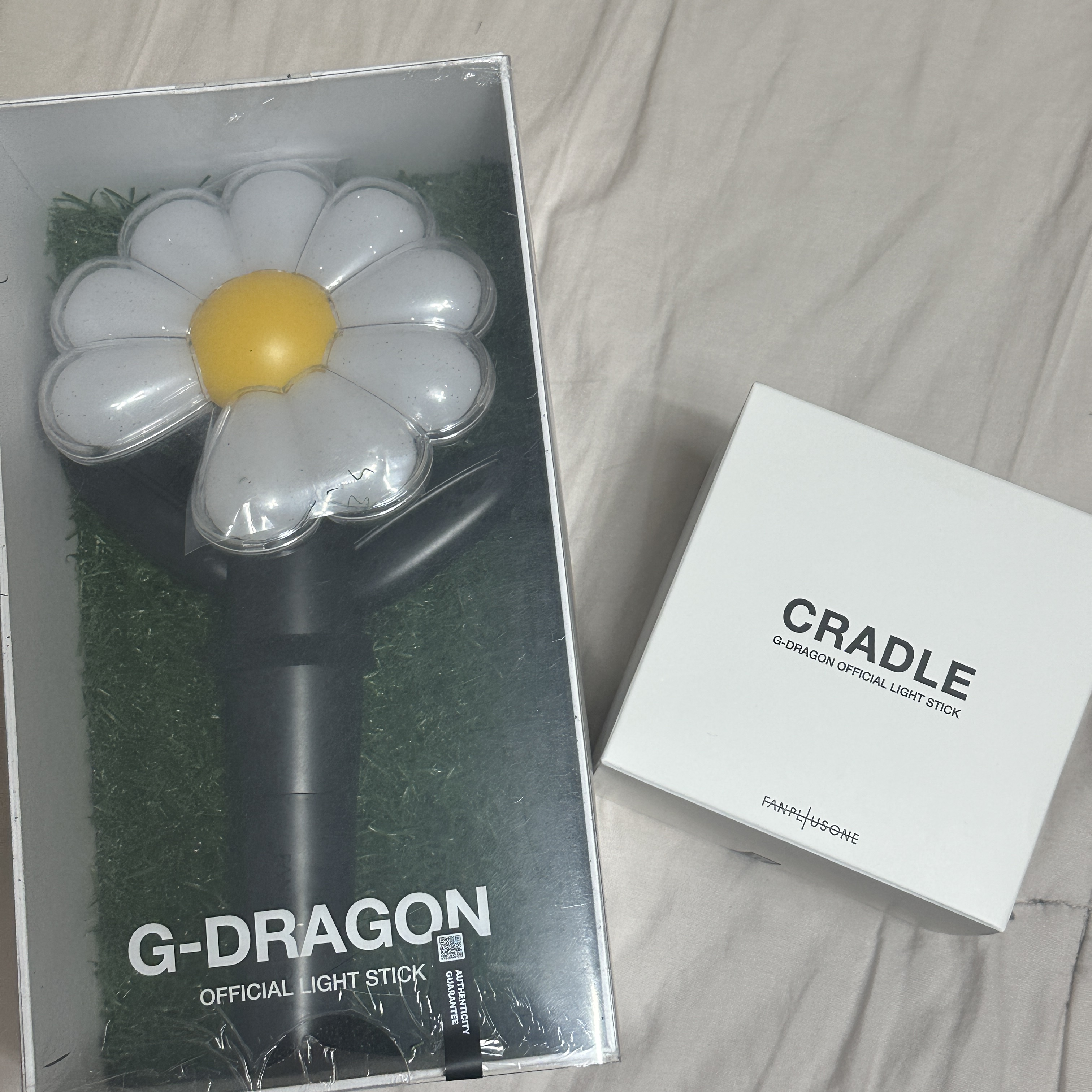 G-DRAGON Ubermensch Official Light Stick Cradle 착용 스타일