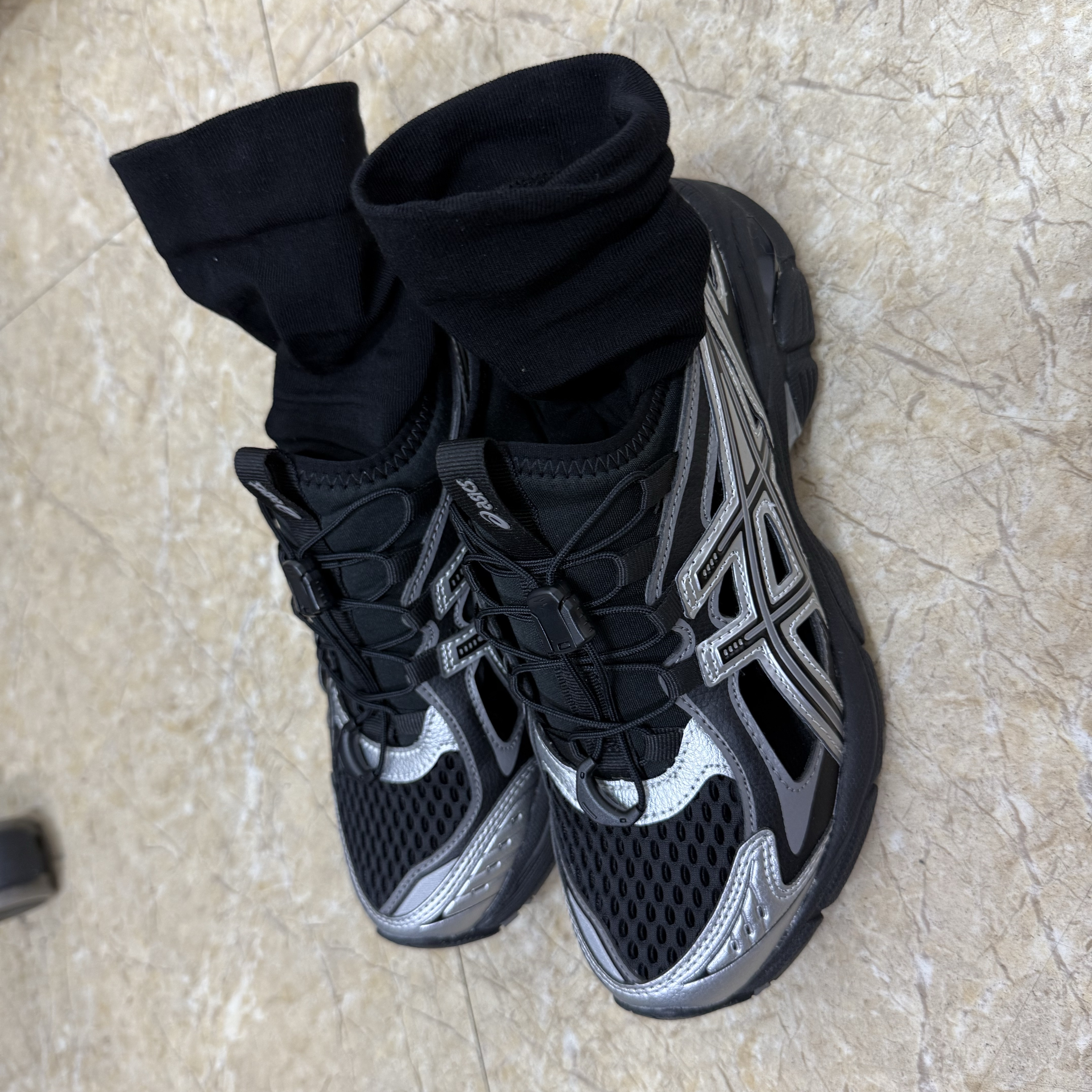 Asics GT-2160 Breeze Black Pure Silver 착용 스타일 - 1