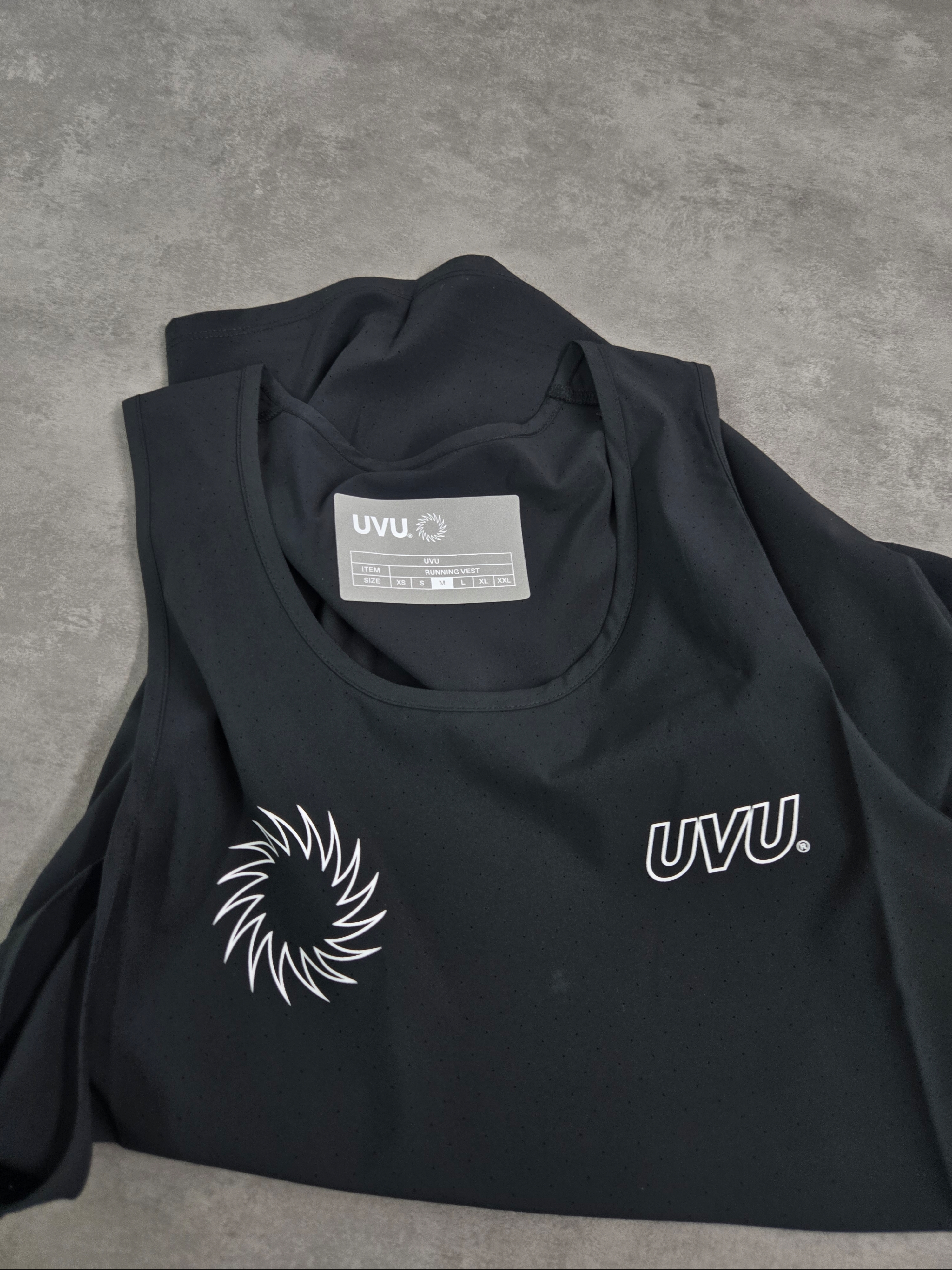 UVU Running Vest Black 착용 스타일