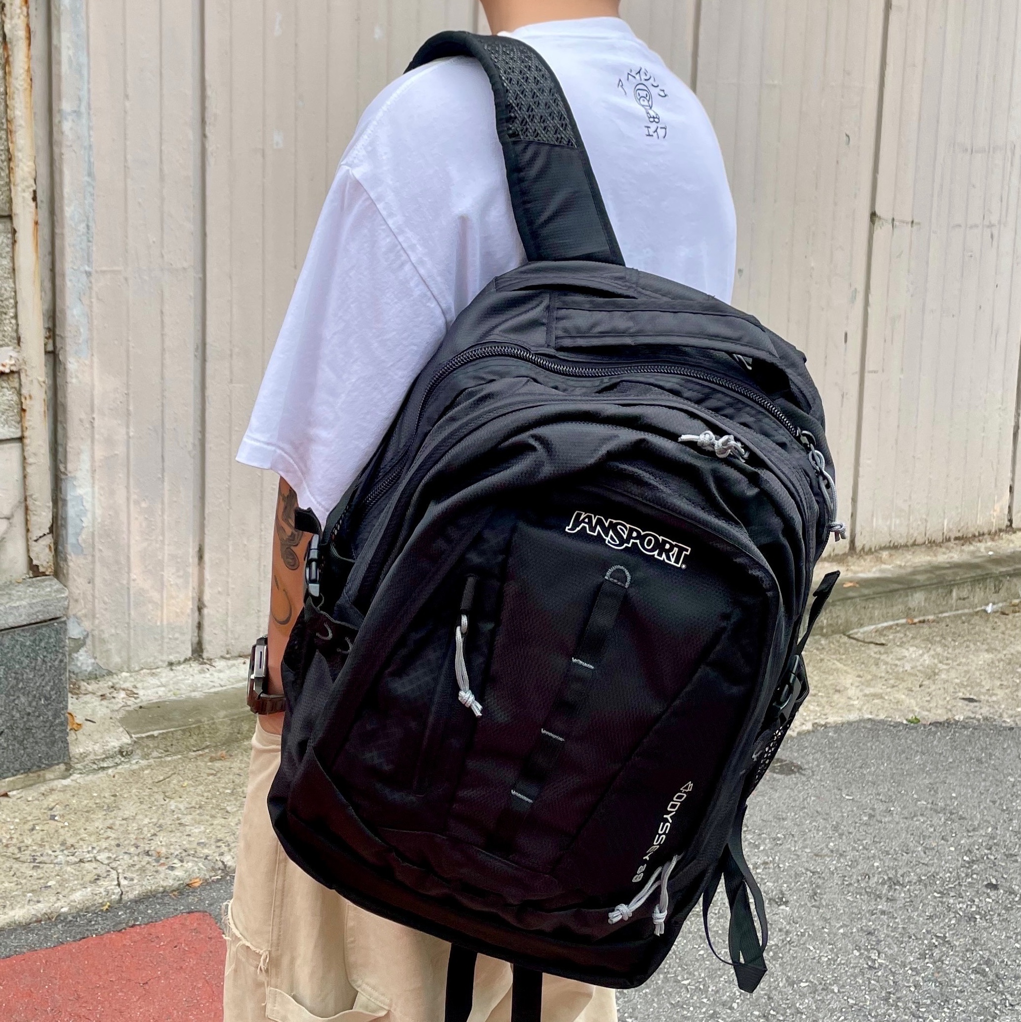 BAPE Baby Milo College T-Shirt White, Jansport Odyssey Backpack Black 착용 스타일 - 3