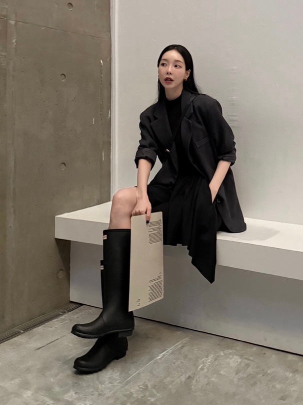(W) Hunter Play Tall Wellington Rain Boots Black 착용 스타일 - 1