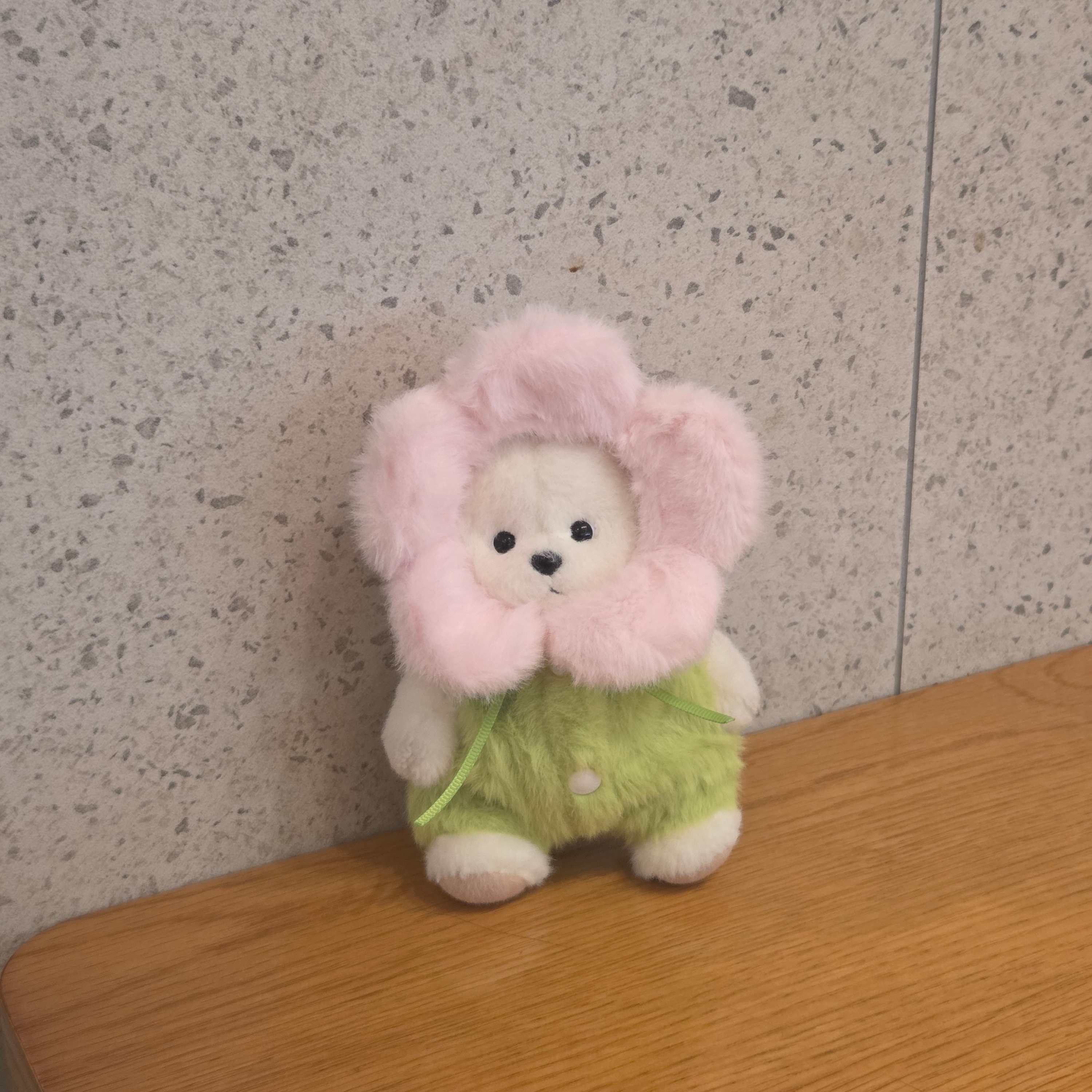 Teddy Tales Lina Bear Signature Keyring White 착용 스타일 - 2