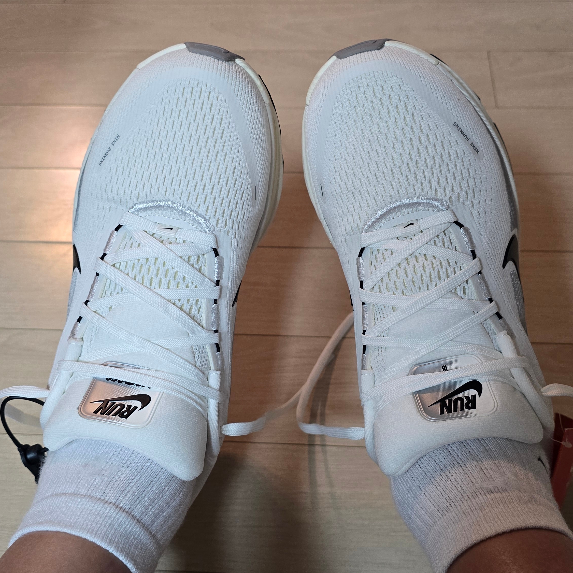 Nike Vomero 18 Summit White Coconut Milk 착용 스타일 - 2