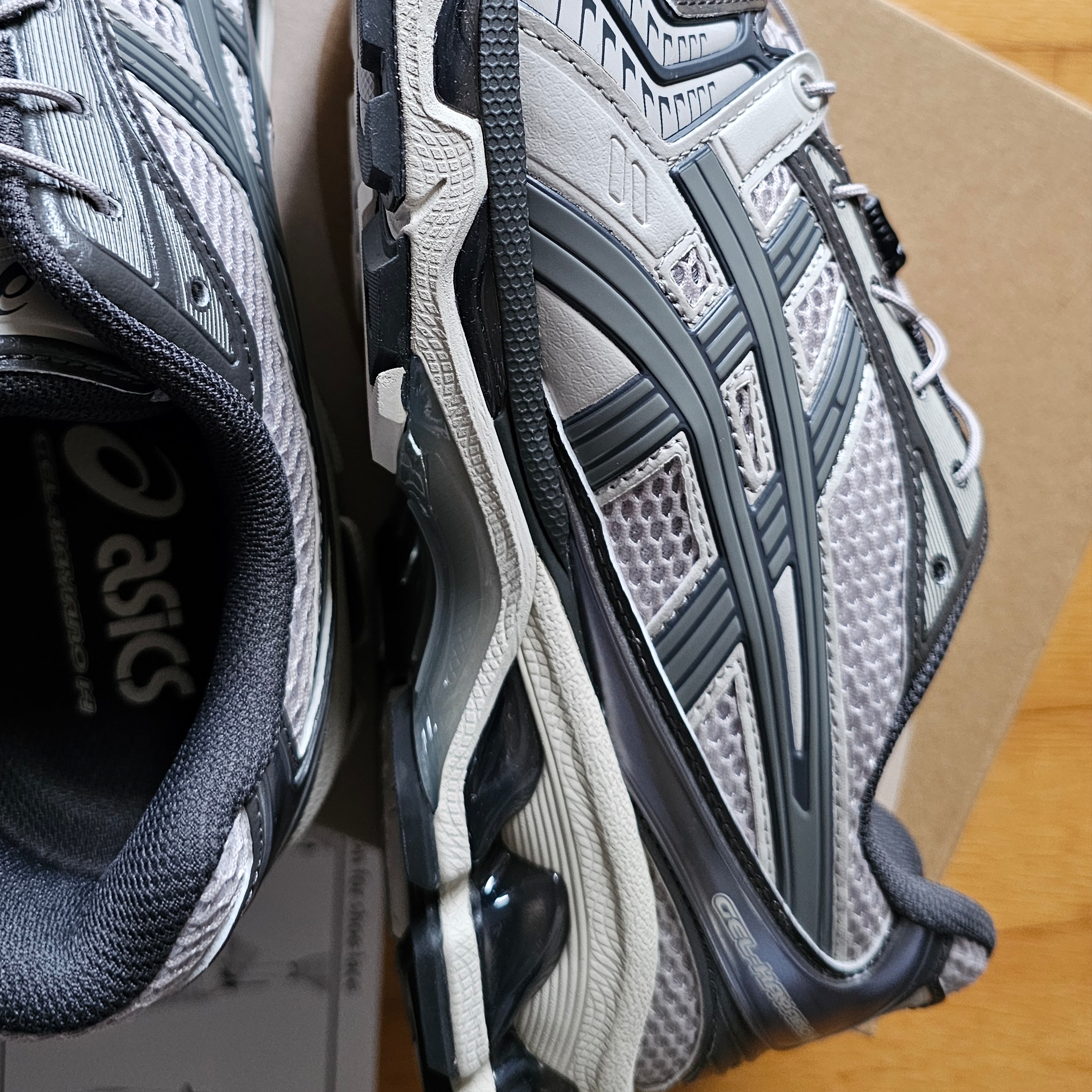 Asics Unlimited Gel-Kayano 14 Oyster Grey Clay Grey 착용 스타일