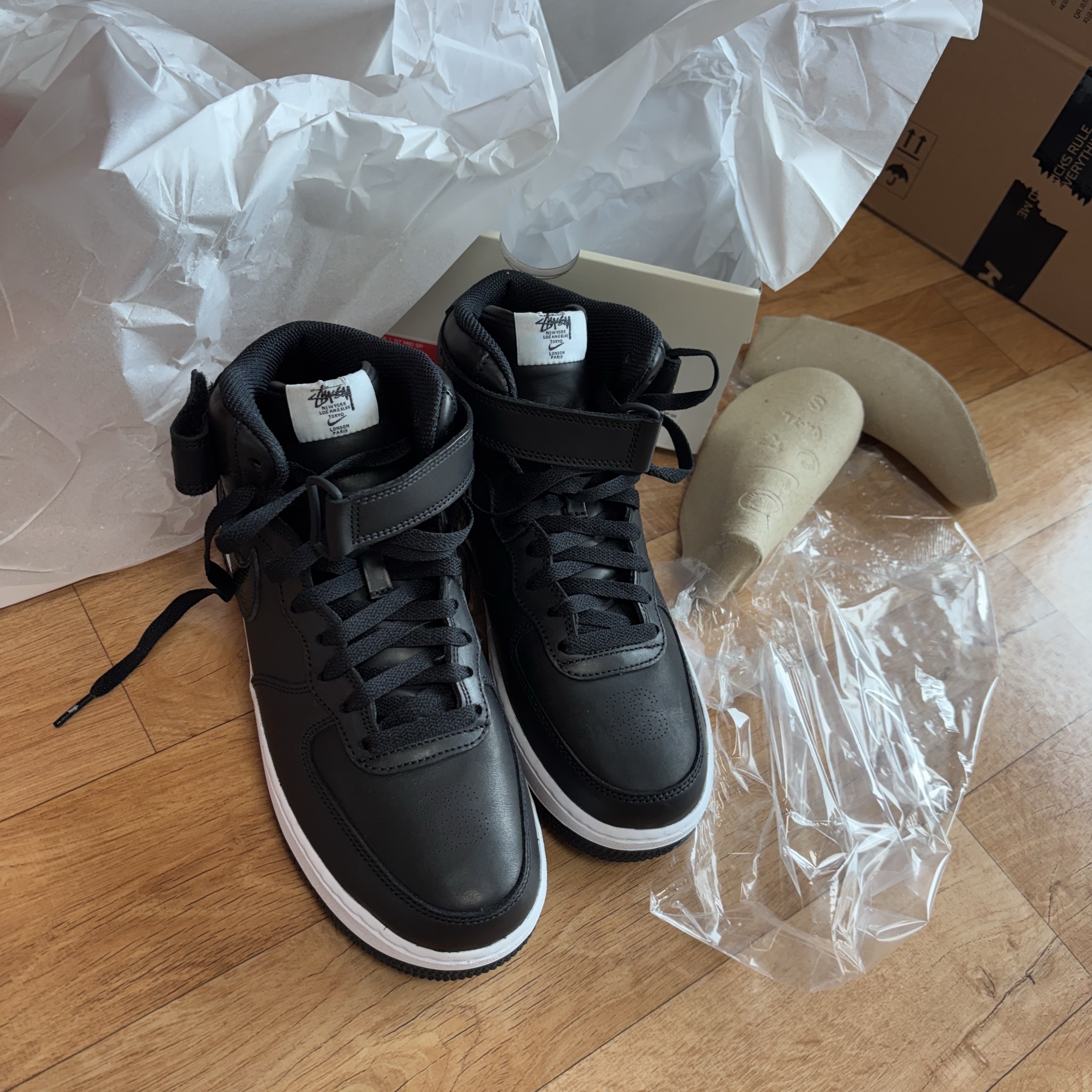 Nike x Stussy Air Force 1 '07 Mid SP Black 착용 스타일 - 2