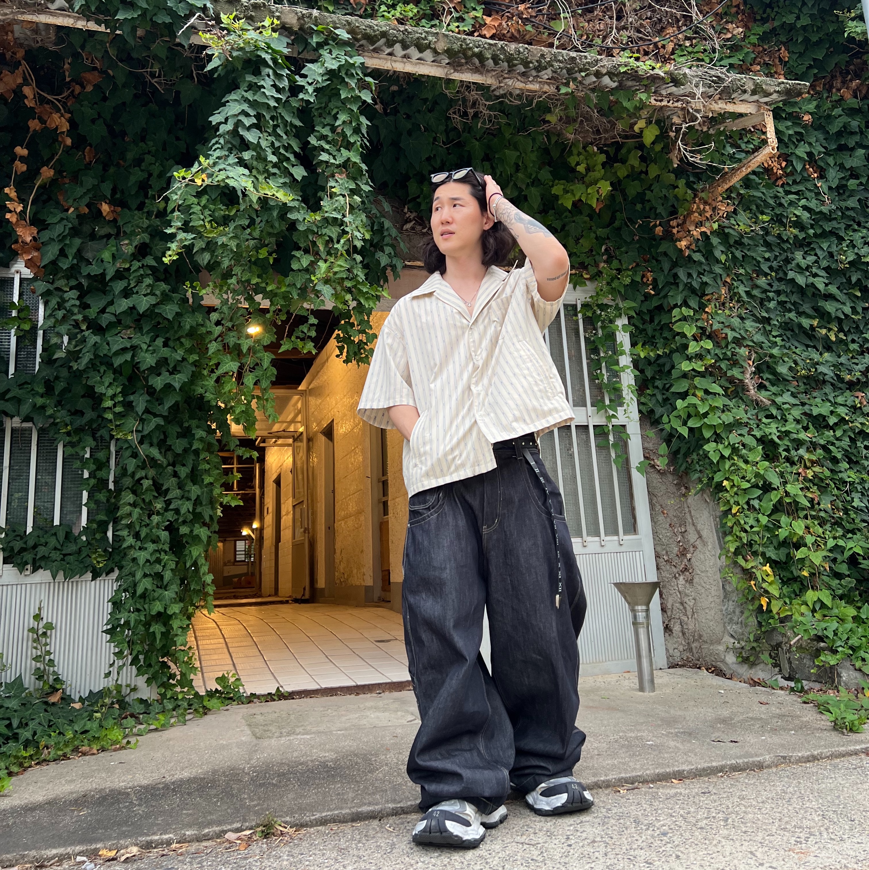 Nonnod Vacation Shirt Yellow Stipe, Balenciaga Cargo Sneakers White Grey 착용 스타일 - 1