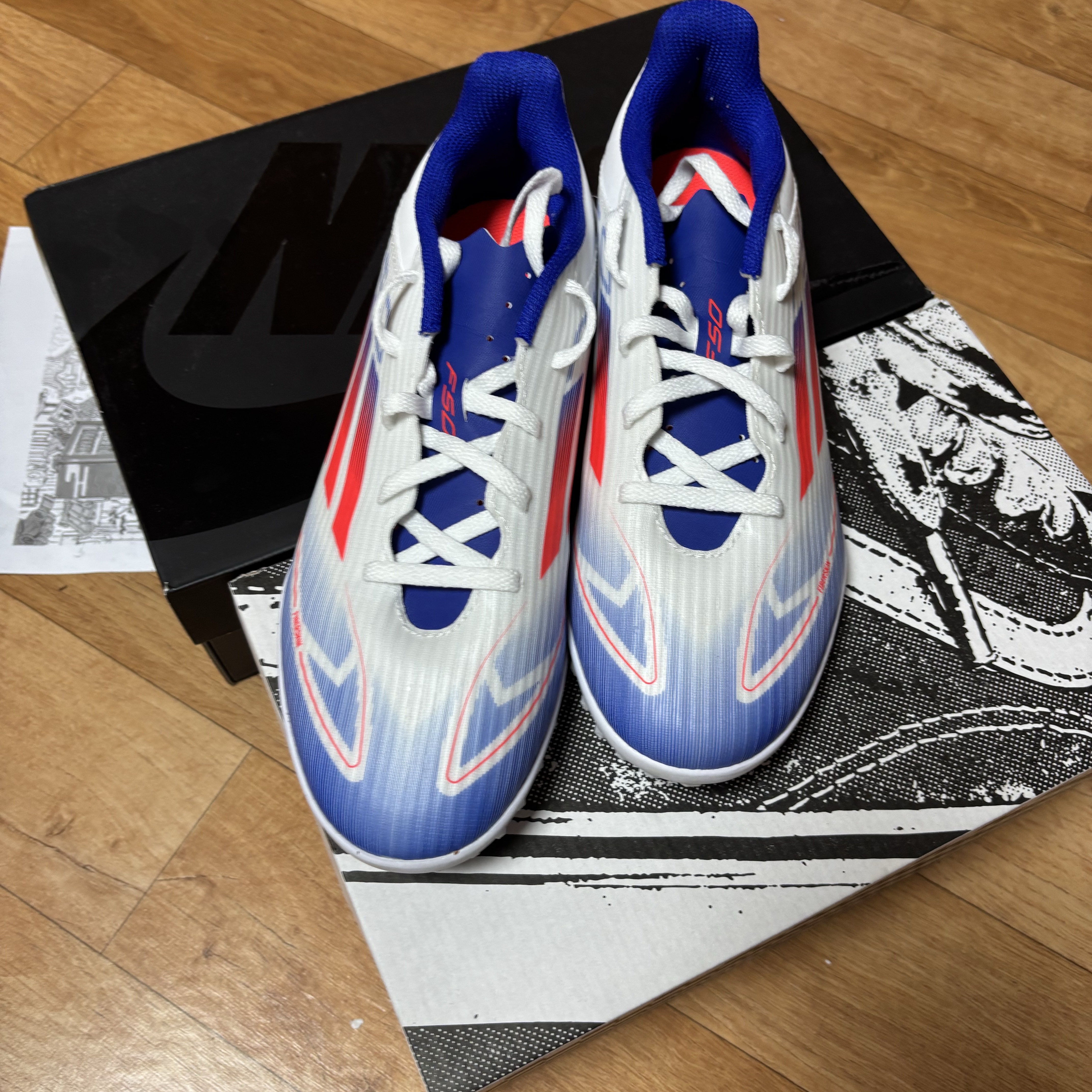 Adidas F50 Pro Laceless TF Cloud White Solar Red 착용 스타일 - 3