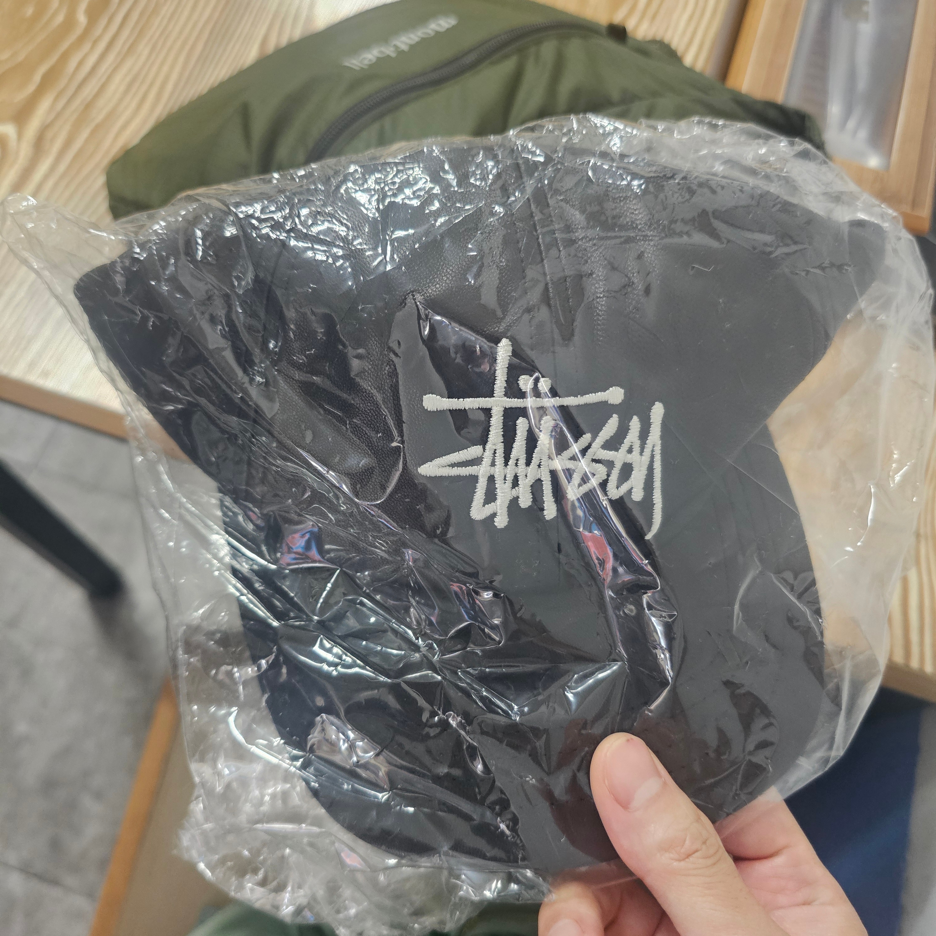 Stussy Basic Leather Strapback Cap Black 착용 스타일 - 2