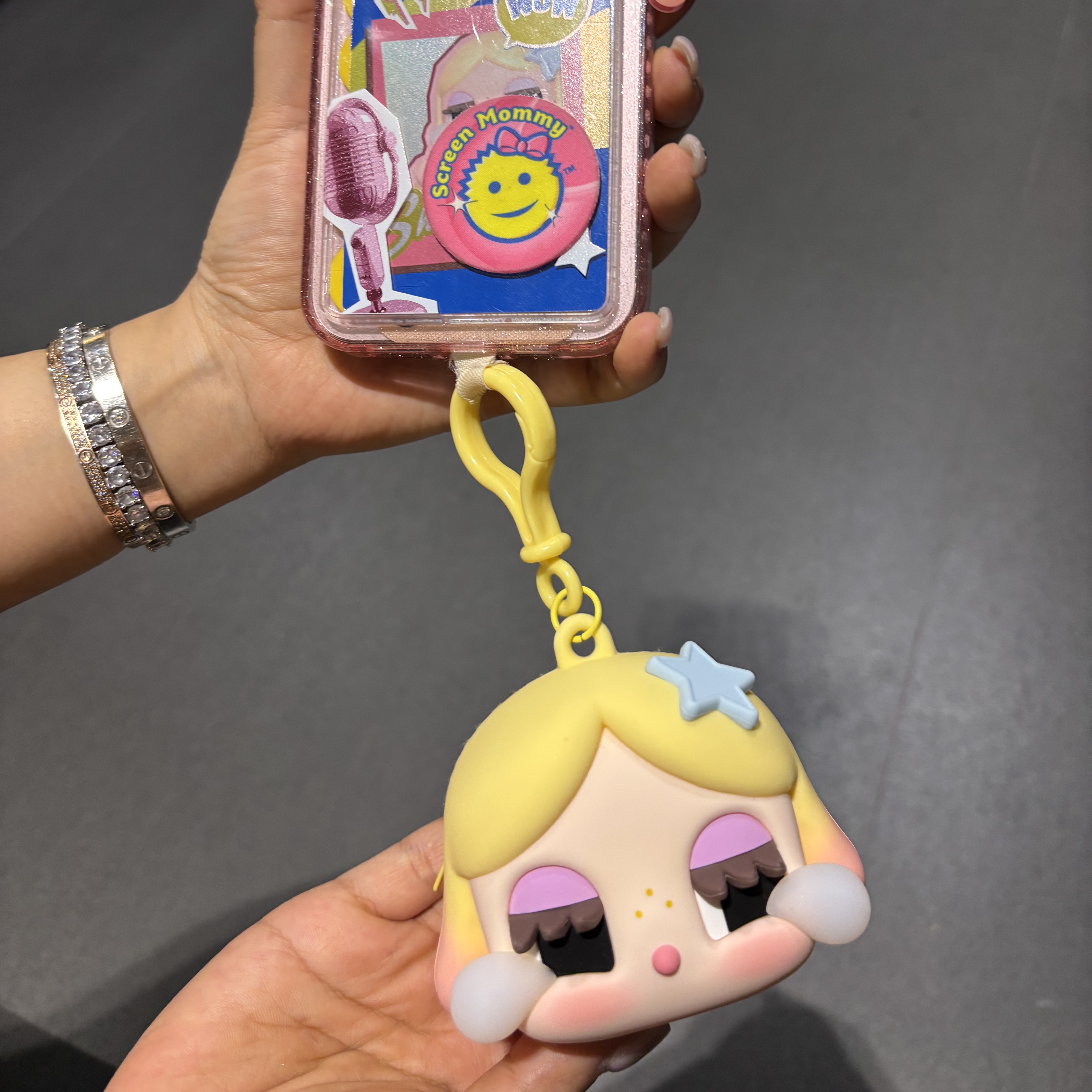 Pop Mart Crybaby Shiny Shiny Series Earphone Case Gold 착용 스타일