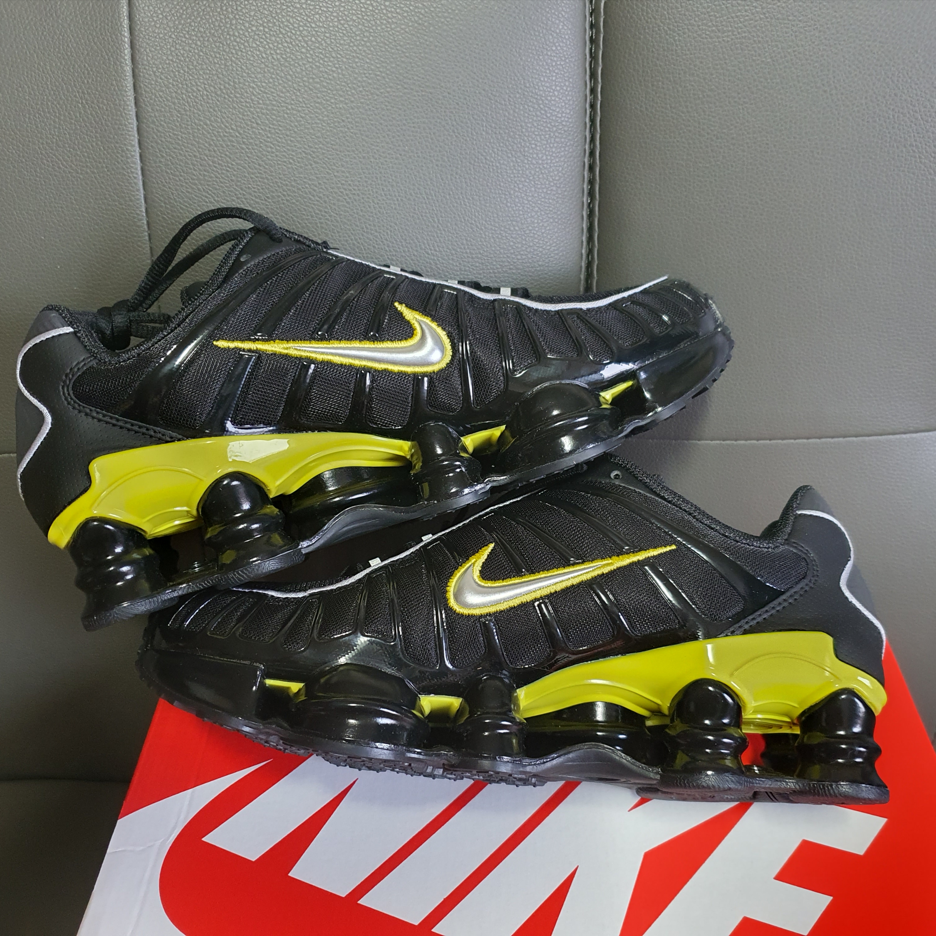 Nike Shox TL Black Dynamic Yellow 착용 스타일