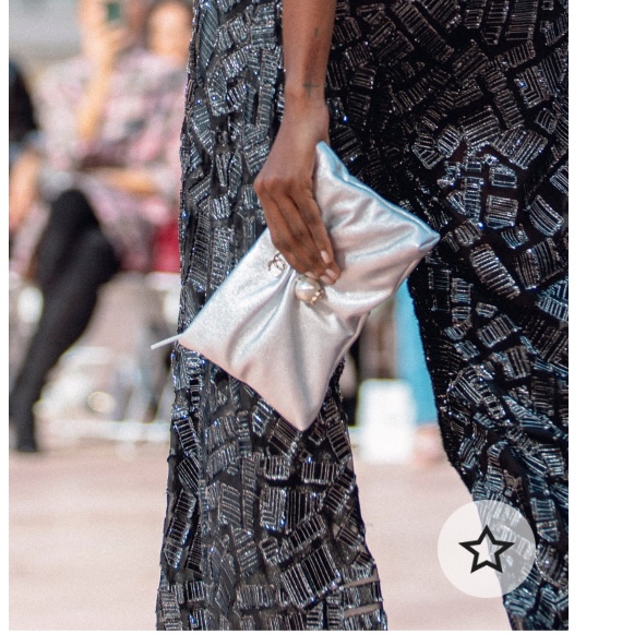 Chanel Clutch with Chain Metallic Lambskin Imitation Pearl & Gold Silver 착용 스타일