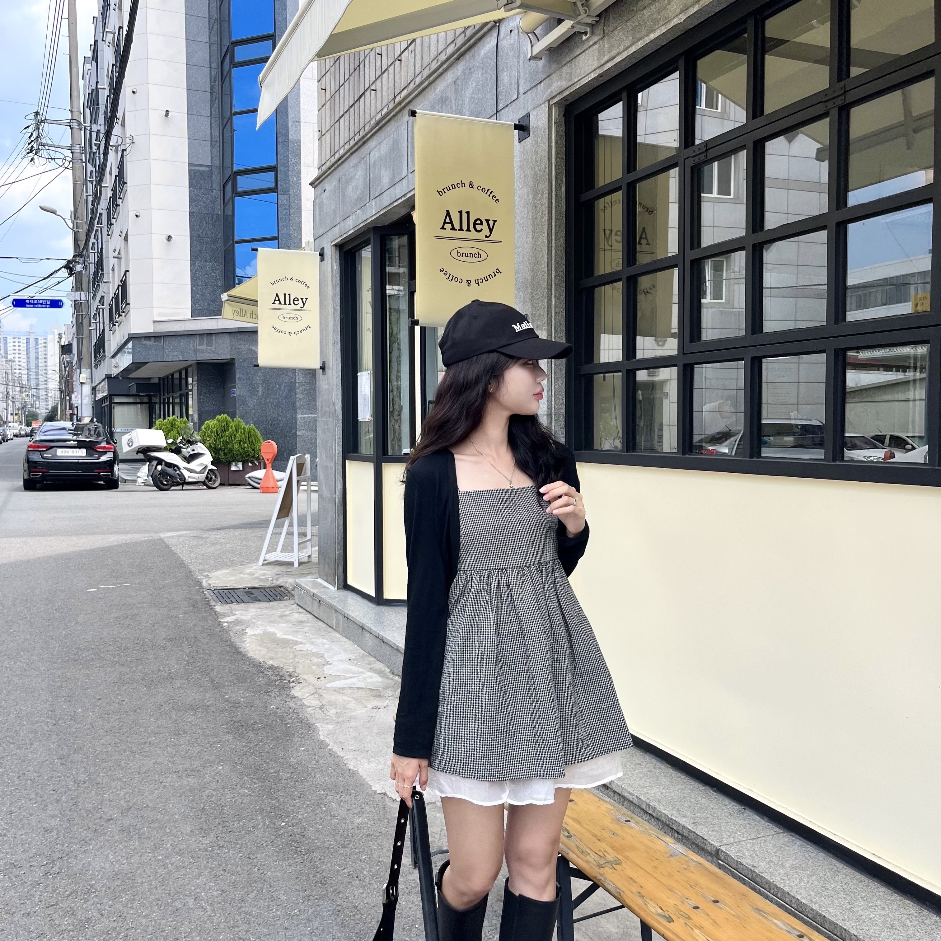 Matin Kim Matin Classic Logo Ball Cap in Black, Matin Kim Madeleine Round Bag Black 착용 스타일 - 1