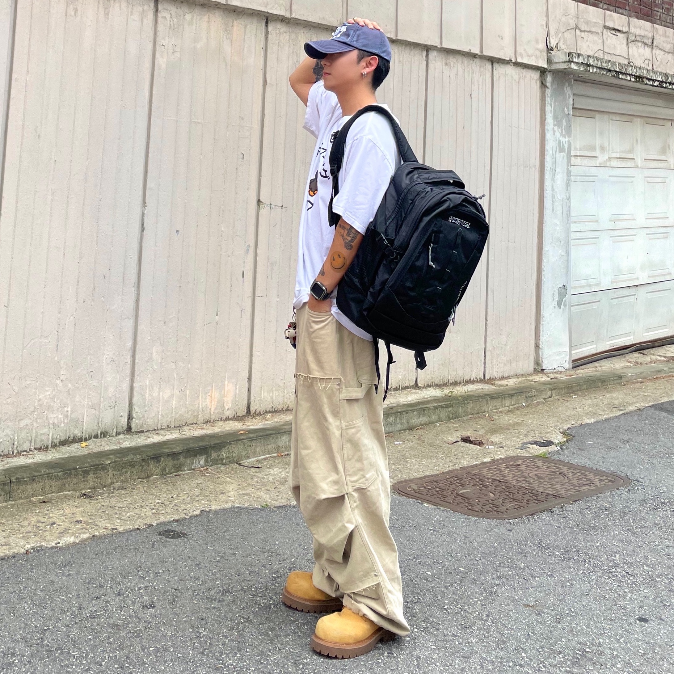 BAPE Baby Milo College T-Shirt White, Jansport Odyssey Backpack Black 착용 스타일 - 1
