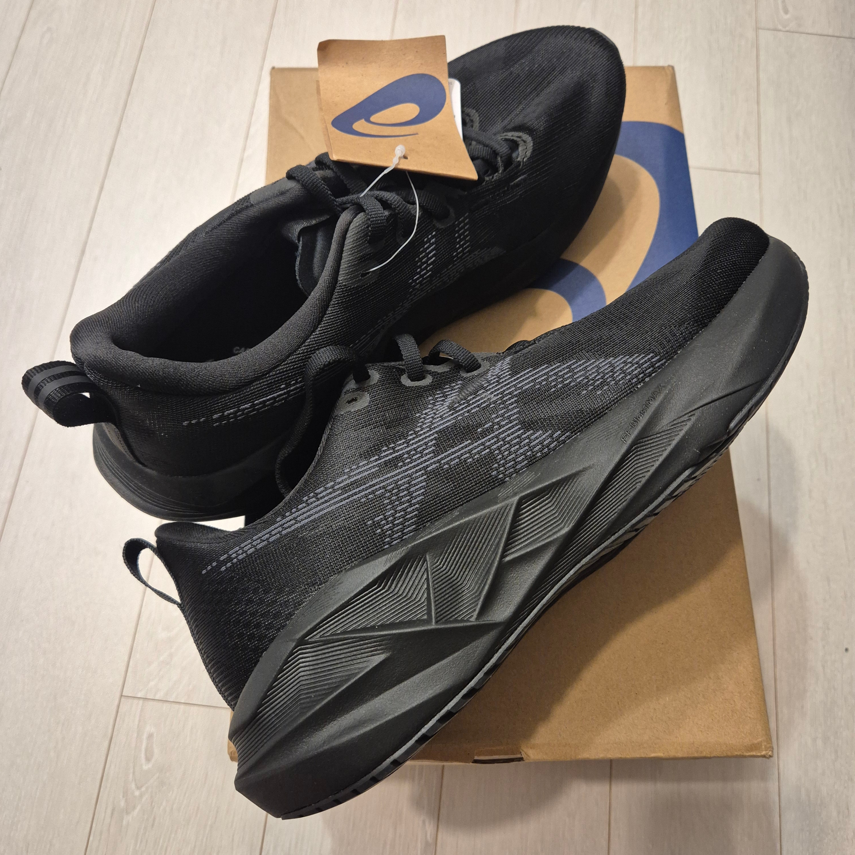 Asics Novablast 5 Black Carrier Grey 착용 스타일